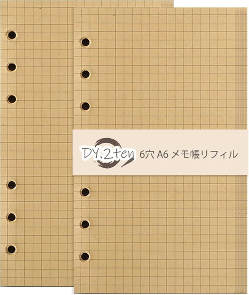 バリエーションコード : 2b2l4r1olt商品コード2b2l4u0wky商品名手帳リフィル A6 システム 手帳 リフィル メモ 帳 6穴 ルーズリーフ 4冊 セット バイブル クラフト紙ブランドDY.2tenカラー方眼タイプサイズ等A61、「お得な160枚セット」：サイズ：A6（17x9.5cm）6穴; 仕様：方眼罫　幅：5mm ;　パッケージ内容： A6リフィルx2冊　枚数：2冊x80枚 合わせて160枚320ページ;　経済的で大容量な160枚入り、使用頻度の高いミニ6穴システム手帳に最適2、「目に優しい上質紙」：白い紙だと光を反射しやすいので、目に優しいクラフト紙を採用していて、長時間紙面を見つづけても目が疲れにくいです。クラフト紙は、その素朴な質感から手書き文字やイラストとの相性が良いんです。同じデザインでもクラフト紙にするだけで印象がぐっと変わるところも魅力だと思います。普通の用紙にはない、手に取った時のザラザラとした手触りにぬくもりを感じるところです。3、「書き心地抜群」：インクの裏抜け、透け感が一般の用紙に比べて優れたリフィル専門紙を使用しています。コピー用紙より厚紙で、ペン先が引っかかりにくく書き心地が滑らか、加えて裏抜けしにくい特性で、ボールペン、万年筆、ゲルインキボールペンなどに適し、リフィルに最適な用紙です。4、「方眼タイプ」：メモ用紙は5mm方眼罫タイプなので、考えやアイデアを整理したり、図で構想をまとめたりするときにはとても便利です。罫線にとらわれず、自由に書き込める方眼ノートが人気です。5、「バイブルサイズ」：商談メモや訪問アポイント、日記など、またプライベートで使う分には記入できるスペースは十分です。小脇に抱えるぐらいのサイズ感で使いやすく、仕事にもプライベートにもピッタリです。日常記録だけではなく、プランニングにもつかえるリフィル。システム手帳、メモ帳、ビジネス手帳、ノート手帳、日記、旅行手帳、スケジュール帳などのリフィルの交換に最適。※ 他ネットショップでも併売しているため、ご注文後に在庫切れとなる場合があります。予めご了承ください。※ 品薄または希少等の理由により、参考価格よりも高い価格で販売されている場合があります。ご注文の際には必ず販売価格をご確認ください。※ 沖縄県、離島または一部地域の場合、別途送料の負担をお願いする場合があります。予めご了承ください。※ お使いのモニタにより写真の色が実際の商品の色と異なる場合や、イメージに差異が生じることがあります。予めご了承ください。※ 商品の詳細（カラー・数量・サイズ 等）については、ページ内の商品説明をご確認のうえ、ご注文ください。※ モバイル版・スマホ版ページでは、お使いの端末によっては一部の情報が表示されないことがあります。すべての記載情報をご確認するには、PC版ページをご覧ください。「目に優しい上質紙」白い紙だと光を反射しやすいので、目に優しいクラフト紙を採用していて、長時間紙面を見つづけても目が疲れにくいです。クラフト紙は、その素朴な質感から手書き文字やイラストとの相性が良いんです。同じデザインでもクラフト紙にするだけで印象がぐっと変わるところも魅力だと思います。普通の用紙にはない、手に取った時のザラザラとした手触りにぬくもりを感じるところです。「書き心地抜群」インクの裏抜け、透け感が一般の用紙に比べて優れたリフィル専門紙を使用しています。コピー用紙より厚紙で、ペン先が引っかかりにくく書き心地が滑らか、加えて裏抜けしにくい特性で、ボールペン、万年筆、ゲルインキボールペンなどに適し、リフィルに最適な用紙です。＊タイプ「横罫タイプ」横罫タイプのルーズリーフは、線に沿って筆記することで自然と見やすいノートを作れるのがメリットです。文章を書いたり、板書を写したりする勉強用ノートやダイアリーなどにぴったりです。オーソドックスな罫線を好む方に適しています。「方眼タイプ」メモ用紙は5mm方眼罫タイプなので、考えやアイデアを整理したり、図で構想をまとめたりするときにはとても便利です。罫線にとらわれず、自由に書き込める方眼ノートが人気です。「無地タイプ」勉強をはじめ日記帳やアイデア帳としてなど、幅広いシーンで活躍する手帳リフィルです。罫線に遮られることがないので、思いのままにアイデアを書き込んだり、絵や図を描いたりするのに適しています。ノートの縦横も気にする必要なく、切り抜きを貼ってコラージュもしやすいなど、自由度の高い点が無地ノートの魅力です。＊幅広い用途A6バイブルサイズ：商談メモや訪問アポイント、日記など、またプライベートで使う分には記入できるスペースは十分です。小脇に抱えるぐらいのサイズ感で使いやすく、仕事にもプライベートにもピッタリです。日常記録だけではなく、プランニングにもつかえるリフィル。システム手帳、メモ帳、ビジネス手帳、ノート手帳、日記、旅行手帳、スケジュール帳などのリフィルの交換に最適。