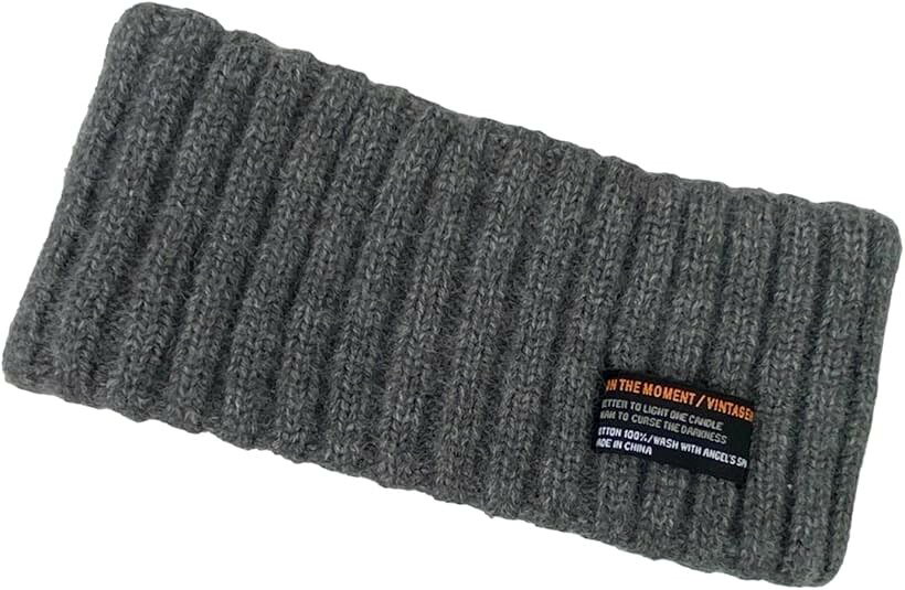バリエーションコード : 2bjh8628ck商品コード2bjhilfw0l商品名ニット ヘアバンド ターバン シンプル ユニセックス ヘッドバンド 幅広 ヘアアクセサリー カジュアル グレー グレーブランドルナリカラーグレー髪色や服装に合わせて選べる7カラー。シンプルデザインにタグがアクセントのニットヘアバンドです。いつものヘアスタイルにプラスするだけでこなれ感アップ＊幅広なので安定感バッチリ＆小顔効果にも。使い方色々、ファッションとして楽しむのはもちろんスポーツをする際に邪魔な髪を止めたりお家時間に髪をスッキリまとめたい時にお役立ち。忙しい朝の時間がない時でもサッと付けるだけで手抜きに見えないヘアスタイルが出来ちゃいます＊スタイルを選ばないシンプルデザインなのでデイリーコーデはもちろんヨガやフィットネスなどのスポーツスタイルにもマッチ。髪を下した状態でもアップしても様になるアイテムです。お団子やポニーテールに合わせるとさらに可愛くなれちゃいます＊気軽にファッションに取り入れられるヘアバンドはプレゼントにもオススメ＊ユニセックスでお使いいただけるのでお揃いでつけるのも可愛いです。カラーバリエーションが豊富なので気分に合わせて色を変えても楽しめます。「サイズ(平置き)：約20cmx約9cm」「伸縮性：あり」「素材：ニット」「カラー：ホワイト、ブラック、グレー、ブルー、レッド、ブラウン、イエロー」「商標登録番号：第6500459号」※ 他ネットショップでも併売しているため、ご注文後に在庫切れとなる場合があります。予めご了承ください。※ 品薄または希少等の理由により、参考価格よりも高い価格で販売されている場合があります。ご注文の際には必ず販売価格をご確認ください。※ 沖縄県、離島または一部地域の場合、別途送料の負担をお願いする場合があります。予めご了承ください。※ お使いのモニタにより写真の色が実際の商品の色と異なる場合や、イメージに差異が生じることがあります。予めご了承ください。※ 商品の詳細（カラー・数量・サイズ 等）については、ページ内の商品説明をご確認のうえ、ご注文ください。※ モバイル版・スマホ版ページでは、お使いの端末によっては一部の情報が表示されないことがあります。すべての記載情報をご確認するには、PC版ページをご覧ください。