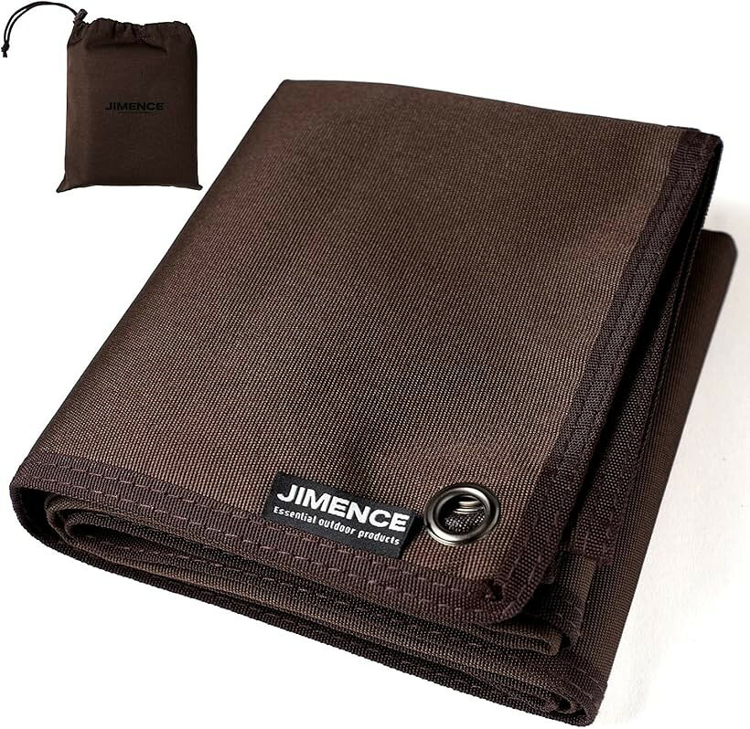 バリエーションコード : 2bjtlqjysh商品コード2bj52iulos商品名ジーメンス レジャーシート 1人 2人用 厚手 コンパクト 70x140cm 防水 両面撥水 収納袋付き ブラウンブランドJIMENCEカラーブラウン「頑丈」一般的なレジャーシートに比べて厚手素材のため簡単に破れず、長持ちします。（素材：1000D ポリエステル オックスフォード）「防水これ1枚でOK」＊裏面：キャンプで一晩使っても染みません。ポリウレタンコーティングが地面からの湿気を抑え、裏はびっしょり濡れても表はサラサラをキープ。泥がついても水をかければツルンと簡単に落ちるのでお手入れ簡単です。＊表面：撥水性があり、水や汚れをポロポロ弾きます。濡れにくいためシートが水を吸って重くなることも防げます。「収納袋付き」シートに土汚れが付いても収納袋に入れれば車内・家の中へ汚れを落とさずに済みます。収納袋はシートと同じ防水素材なので水分が漏れる心配もありません。「サイズ」1人または2人用｜展開時：70cmx140cm（収納時：20x24x5cm）＊1人で座りながら隣にリュックや弁当を置くゆとりがあります。寝っ転がって昼寝することもできます。＊2人並んで座ることができます。親子・カップルでお使い頂けます。「デメリット」(1)裏地がテカテカの防水仕上げのため「陣幕」用途に向きません。その代わりにグランドシート本来の防水性能を発揮します。(2)ペグは付属しませんので予めご了承願います。(3)一般的なレジャーシートに比べると重いため長時間の持ち運びには不向きです。（重量450g：シート本体+収納袋）(4)シート端部は非撥水素材のため濡れたら乾かす必要があります。※ 他ネットショップでも併売しているため、ご注文後に在庫切れとなる場合があります。予めご了承ください。※ 品薄または希少等の理由により、参考価格よりも高い価格で販売されている場合があります。ご注文の際には必ず販売価格をご確認ください。※ 沖縄県、離島または一部地域の場合、別途送料の負担をお願いする場合があります。予めご了承ください。※ お使いのモニタにより写真の色が実際の商品の色と異なる場合や、イメージに差異が生じることがあります。予めご了承ください。※ 商品の詳細（カラー・数量・サイズ 等）については、ページ内の商品説明をご確認のうえ、ご注文ください。※ モバイル版・スマホ版ページでは、お使いの端末によっては一部の情報が表示されないことがあります。すべての記載情報をご確認するには、PC版ページをご覧ください。
