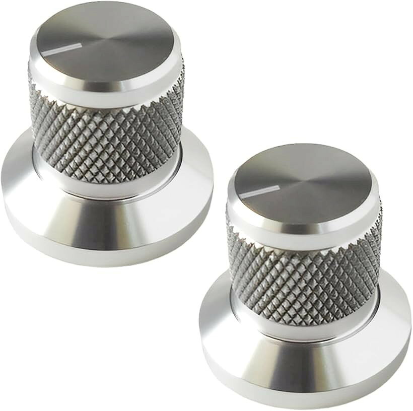 バリエーションコード : 2bj6td8g46商品コード2bj6todfw4商品名25 x 22mm コントロール ノブ ボリューム つまみ 2個 セット スピーカー アンプ ポテンショメータ シャフト 6mm 用 銀 シルバーブランドtonraカラーシルバーサイズ等25x22mm直径25mm/高さ22mm、ポテンショメータ等の6mmの軸、シャフトに適合のアルミ合金製のボリュームコントロールノブです。スピーカー、ステレオ、アンプ、エフェクターなどの各種オーディオ/音響機器やギターやベース、電子機器のカスタムや自作用に。操作部は細かな調整がしやすいローレット加工付き、取付けはしっかりと固定できる止めネジタイプになります。カラーバリエーションはブラック(黒)、ゴールド(金)、シルバー(銀)の3色ラインナップです。スピーカー、ステレオ、アンプ、エフェクター等の各種オーディオ、音響機器やギターやベースなどのカスタムにおすすめのアルミ製のコントロールノブ（ボリュームつまみ）2個セットになります。サイズは直径25mm(Φ25)、高さ22mm、つまみ部17mm(Φ17)、材質はアルミ合金製で金属素材特有のしっとりとした質感。操作部のローレット加工はデザイン性だけでなくすべり止めとしての機能も発揮し、細かな調整がしやすくなります。取付け穴径は6mm(Φ6)。ポテンショメータなどの6mmの軸・シャフトに適合し、しっかりと固定できる止めネジタイプになります。自作のオーディオや電子機器にもいかがでしょうか。※ 他ネットショップでも併売しているため、ご注文後に在庫切れとなる場合があります。予めご了承ください。※ 品薄または希少等の理由により、参考価格よりも高い価格で販売されている場合があります。ご注文の際には必ず販売価格をご確認ください。※ 沖縄県、離島または一部地域の場合、別途送料の負担をお願いする場合があります。予めご了承ください。※ お使いのモニタにより写真の色が実際の商品の色と異なる場合や、イメージに差異が生じることがあります。予めご了承ください。※ 商品の詳細（カラー・数量・サイズ 等）については、ページ内の商品説明をご確認のうえ、ご注文ください。※ モバイル版・スマホ版ページでは、お使いの端末によっては一部の情報が表示されないことがあります。すべての記載情報をご確認するには、PC版ページをご覧ください。