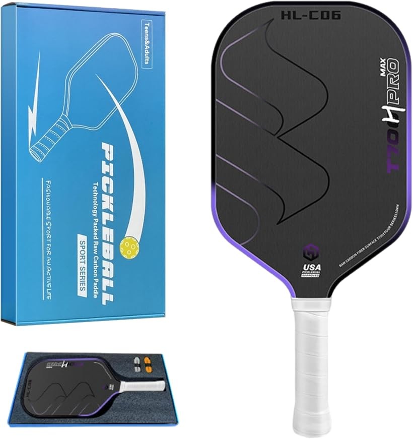 バリエーションコード : 2br3kgcdip商品コード2br3kvhwnj商品名カーボン製T700・ピックルボールパドルピックルボール パドル 16mmハニカムコア スピン重視設計 初中級者向け ラケットブランドCOMFYIZMカラーパープルサイズ等4 1/4 インチ「カーボン製フェイスによるスピン・コントロール性能」本商品は、カーボン素材を使用したフェイス構造により、ボールとの接触時に適度な摩擦を生み出し、スピンをかけやすい設計となっています。パワーを前面に押し出すタイプではなく、狙った方向へ安定して返球することを重視した設計のため、ラリー中のミスヒットを抑えたい方や、コースを意識したプレーを行いたい方に適しています。バドミントンや卓球など、コントロール重視のラケットスポーツ経験者にもなじみやすく、打感の安定性を求める中級者へのステップアップ用としても使いやすい仕様です。「16mm厚ハニカムコアによる安定感と振動軽減」内部には16mm厚のハニカムコア構造を採用し、打球時の衝撃を分散しやすい設計となっています。これにより、手や肘へ打撃振動が伝わりにくく、長時間のプレーでも疲労を感じにくい点が特長です。スイートスポットが比較的広く、多少芯を外したショットでも極端に打感が崩れにくいため、プレーの安定性向上に貢献します。安定した反発力と操作性のバランスを重視しており、初心者から中級者へ移行する段階のプレーヤーにも扱いやすい構造です。「軽量バランス設計で操作性を重視」重量バランスは、強いスイングでなくても扱いやすい設計を意識しています。重すぎず軽すぎないバランスにより、振り抜きやすさとコントロール性を両立。ネット際でのディンクやドロップショットなど、細かな操作が求められる場面でも安定したプレーが可能です。力任せのショットよりも、コース取りや安定したラリーを重視するプレースタイルに適しており、家族で共有して使う場合にも扱いやすい仕様となっています。「耐久性に配慮したエッジガード構造」パドル外周にはエッジガードを装備し、日常的なプレーや練習時の接触によるダメージを軽減します。屋内・屋外を問わず使用しやすく、コートへの接触や保管時の擦れからフェイス部分を保護します。耐久性を意識した設計のため、初めてのマイパドルとしてだけでなく、継続的な使用を想定した方にも安心感のある仕様です。「グリップしやすく安定した操作感」グリップ部分は、滑りにくさと握りやすさを考慮した設計となっています。適度な太さと長さにより、片手打ち・両手打ちのどちらにも対応しやすく、スイング時のブレを抑えます。汗をかいた状態でも比較的安定した操作が可能で、プレー中の集中を妨げにくい点も特長です。予備のグリップテープを2本付属品としてお付けしていますので、グリップの微調整や家族間で共有する場合にも便利です。（グリップテープのカラーはランダムでなので商品画像と異なる場合がございます。）※ 他ネットショップでも併売しているため、ご注文後に在庫切れとなる場合があります。予めご了承ください。※ 品薄または希少等の理由により、参考価格よりも高い価格で販売されている場合があります。ご注文の際には必ず販売価格をご確認ください。※ 沖縄県、離島または一部地域の場合、別途送料の負担をお願いする場合があります。予めご了承ください。※ お使いのモニタにより写真の色が実際の商品の色と異なる場合や、イメージに差異が生じることがあります。予めご了承ください。※ 商品の詳細（カラー・数量・サイズ 等）については、ページ内の商品説明をご確認のうえ、ご注文ください。※ モバイル版・スマホ版ページでは、お使いの端末によっては一部の情報が表示されないことがあります。すべての記載情報をご確認するには、PC版ページをご覧ください。おすすめ特集 今すぐチェック！ 注目商品！ 【カーボン製T700・ピックルボールパドル】ピックルボール パドル 16mmハニカムコア スピン重視設計 初中級者向け ラケット COMFYIZM 注目商品！ 【カーボン製T700・ピックルボールパドル】ピックルボール パドル 16mmハニカムコア スピン重視設計 初中級者向け ラケット COMFYIZM 注目商品！ 【カーボン製T700・ピックルボールパドル】ピックルボール パドル 16mmハニカムコア スピン重視設計 初中級者向け ラケット COMFYIZM 注目商品！ 【カーボン製T700・ピックルボールパドル】ピックルボール パドル 16mmハニカムコア スピン重視設計 初中級者向け ラケット COMFYIZM