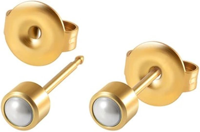 バリエーションコード : 2buhxhxu1s商品コード2buhkgvn36商品名金属アレルギー対応 滅菌済み サージカルステンレス316L つけっぱなし スタッドピアスブランドstelinoカラーゴールド20ゲージパールサイズ等4mm素材:サージカルステンレス316L ラインストーン フェイクパールヘッドサイズ:縦:約4mm 横:約4mm 厚み：約3.4mm ポストの長さ:約10.0mm ポストの太さ:約0.8mm 約20ゲージ 約1.2mm 約16ゲージこちらのピアスはピアスホールを開けたばかりの方にも使って頂けるように、ピアスの先端が鋭利になっています。お取り扱いには十分にご注意くださいますようお願い致します。シーンを選ばず、毎日使える。カラーとゲージが選べる、肌に優しいスタッドピアスシンプルだからこそ、どんな装いにもマッチ。オフィスからカジュアルまで、あなたの日常に寄り添います豊富なカラーバリエーションに加え、ピアスの太さ(ゲージ)も選択可能。素材には医療用サージカルステンレスを使用し、金属アレルギーの方にも安心してお使いいただけます。（＊全ての方にアレルギーが起こらないわけではありません。）お手持ちのピアスとの重ね付けで、さらに個性を演出することも。シルバーとゴールドの上品な輝き、そして12色の誕生石カラーを含むストーンから、あなただけの特別なピアスを見つけてください。変色・サビに強く、傷つきにくいサージカルステンレス製だから、長くご愛用いただけます。自分へのご褒美や、大切な方への贈り物にも最適。さりげない輝きが、あなたの魅力を引き立てます。※ 他ネットショップでも併売しているため、ご注文後に在庫切れとなる場合があります。予めご了承ください。※ 品薄または希少等の理由により、参考価格よりも高い価格で販売されている場合があります。ご注文の際には必ず販売価格をご確認ください。※ 沖縄県、離島または一部地域の場合、別途送料の負担をお願いする場合があります。予めご了承ください。※ お使いのモニタにより写真の色が実際の商品の色と異なる場合や、イメージに差異が生じることがあります。予めご了承ください。※ 商品の詳細（カラー・数量・サイズ 等）については、ページ内の商品説明をご確認のうえ、ご注文ください。※ モバイル版・スマホ版ページでは、お使いの端末によっては一部の情報が表示されないことがあります。すべての記載情報をご確認するには、PC版ページをご覧ください。「ご使用時のご注意」・お肌に異常が生じていないかよく注意してご使用ください。使用中または使用後に赤み、はれ、かゆみ、刺激等の異常が現れた場合、またはお肌に合わないと感じた場合は、直ちに使用を中止し、医師等の専門医にご相談ください。・本製品はすべての方にアレルギー反応が起こらないことを保証するものではありません。