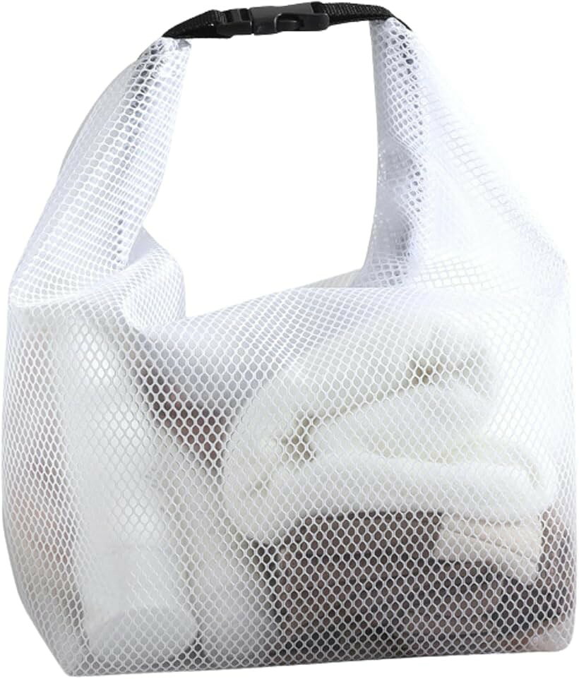 バリエーションコード : 2brcxwvw1c商品コード2brcxxogv3商品名サウナバッグ 防水 メッシュ 手提げバッグ 軽量 大容量 スパ ジム 温浴 プール 透明ブランドシャンディニー(Chandeny)カラーホワイトサイズ等大サイズ「中身が見える収納」 サウナ・温泉・ジムへ向かう前の忘れ物・入れ忘れをなくす、半透明メッシュの手提げバッグです。バッグを開けなくても中身がひと目で確認でき、シャンプーや洗顔料の入れ忘れ・取り忘れを防げます。サウナ室への持ち込みチェックもスムーズで、ととのうことだけに集中できる準備をサポートします。サウナハットや着替えなど、かさばりがちなアイテムも収まりよくまとめられます。「EVA防水・防汚素材」 素材にはEVAを採用。濡れたタオルやシャワー用品をそのまま放り込んでも、水や汚れがしっかりガードされます。汚れはさっと拭くだけで落とせ、清潔な状態を手軽にキープできます。素材に嫌なにおいが残りにくく、サウナや温泉での使用後もすっきり持ち帰れます。軽量でありながら大容量を確保しており、荷物が増える合宿・旅行にも頼れる一枚です。「ロール＆バックル式で開閉ラクラク」 上部をくるくるとロールダウンし、カバン型バックルで固定するだけで開口部がぴたりと閉まります。ワンアクションで開閉でき、更衣室やサウナ室への移動中もしっかり荷物をホールドします。手首にかけやすい手提げスタイルで、ロッカーから浴場までの移動もストレスなくこなせます。バックルを外せばフラットに開き、荷物の出し入れもスムーズです。「サウナ・温泉・ジム・旅行で活躍」 日帰り銭湯・サウナから、ジムのロッカールーム、プール、合宿・旅行まで幅広いシーンに対応します。小・大・特大の3サイズ展開で、日帰りの軽装から泊まりがけのフルセットまで用途に合わせて選べます。カラーはブラック・ホワイトの2色。どちらも水回りのシーンに映えるすっきりとした見た目です。コンパクトにまとまるので、旅行バッグの中でかさばらず、サブバッグとしても重宝します。「商品内容」防水 サウナバッグ 「素材」EVA 「カラー」ブラック / ホワイト 「サイズ」小サイズ 約27x11.5x24.5cm ／大サイズ 約35x15.5x27.5cm ／特大サイズ 約43.5x16x37cm ＊個体差によりサイズに若干の誤差が生じる場合があります。予めご了承ください。※ 他ネットショップでも併売しているため、ご注文後に在庫切れとなる場合があります。予めご了承ください。※ 品薄または希少等の理由により、参考価格よりも高い価格で販売されている場合があります。ご注文の際には必ず販売価格をご確認ください。※ 沖縄県、離島または一部地域の場合、別途送料の負担をお願いする場合があります。予めご了承ください。※ お使いのモニタにより写真の色が実際の商品の色と異なる場合や、イメージに差異が生じることがあります。予めご了承ください。※ 商品の詳細（カラー・数量・サイズ 等）については、ページ内の商品説明をご確認のうえ、ご注文ください。※ モバイル版・スマホ版ページでは、お使いの端末によっては一部の情報が表示されないことがあります。すべての記載情報をご確認するには、PC版ページをご覧ください。