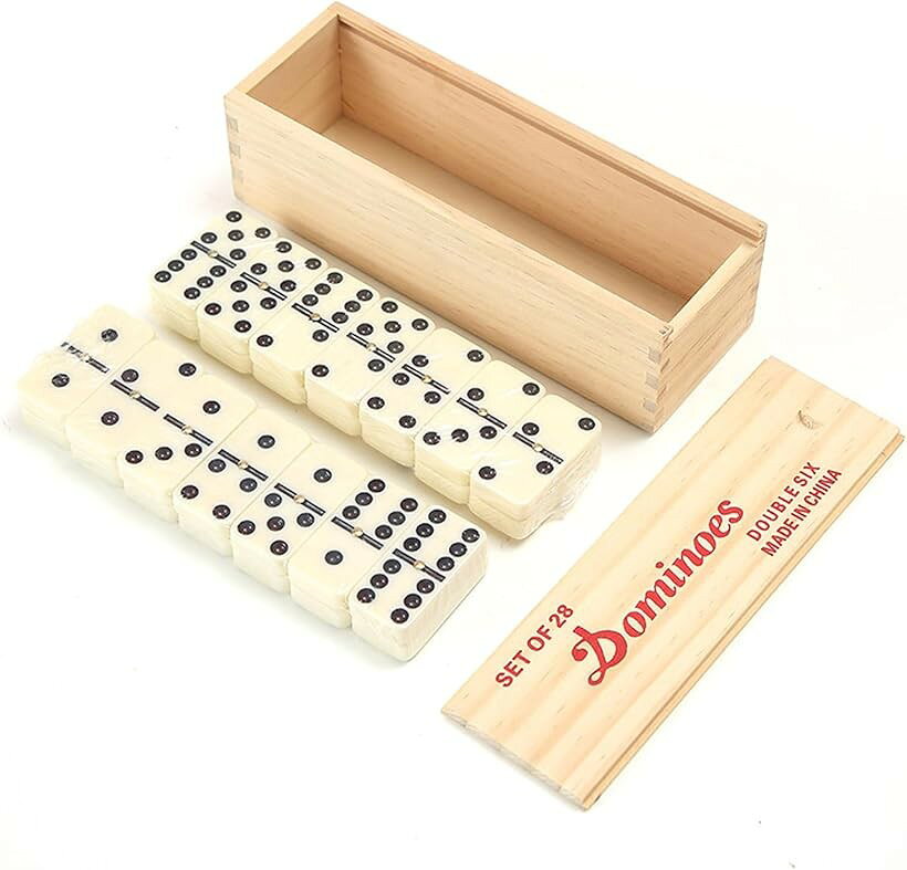 バリエーションコード : 2brgyj4dn1商品コード2brgyj0fik商品名ドミノ ゲーム クラシック 専用ケース付 持ち運び可能 ダブル6 対象年齢6歳以上ブランドシャンディニー(Chandeny)カラー白ベース x 黒ドットサイズ等21.3 x7 x 6.2cm「知育x親子時間」 遊びながら考える力が育つ、木製ドミノセット。スマホやゲームに頼らない遊びを探している親御さんへ。この ドミノセット は、 数の認識・論理思考・集中力 を遊びながら自然に育てる 知育玩具 です。ルールはシンプルで 6歳から 楽しめ、家族みんなで盛り上がれます。「多彩な遊び方で飽きない」 ドミノ倒し・点数計算など 複数の遊び方 が楽しめます。一枚倒すだけで連鎖する ドミノ倒し は 空間認識力 を育て、点数を足す算数ゲームは 計算力 を伸ばします。子どもが夢中になりながら思考力が自然に鍛えられ、毎回違う遊び方で長く愛用できます。「天然木x樹脂牌の上質素材」 プラスチックのおもちゃを増やしたくないご家庭に最適です。骨牌は 耐久性の高い樹脂素材 で角を丸く仕上げた 安全設計。ケースは 天然木製 で木目が美しく温かみある手触りです。子どもが乱暴に扱っても壊れにくく、長く使い続けられる品質です。「木箱収納でギフトにも最適」 使い終わったらケースにすっきり収まり 片付けの習慣 も身につきます。ナチュラルな 木箱デザイン はそのまま贈れる上品な見た目です。誕生日・クリスマス・入学祝い など特別なシーンにも最適で、贈り相手に喜ばれる 上質プレゼント として人気です。「セット内容」ドミノ牌 x28／木製収納ケースx1 「サイズ」木箱15.7x5.8x3.8cm・ドミノ牌3.8x1.9x0.5cm／木箱18.9x6.4x4.5cm・ドミノ牌4.8x2.4x0.7cm／木箱21.3x7x6.2cm・ドミノ牌5.2x2.6x1.1cm 「カラー」ナチュラル 「素材」ドミノ牌：樹脂／ケース：天然木 「デザイン」木製収納ケース／Dominoesロゴ入り 「対象」知育玩具 家族ゲーム 親子遊び ギフト用途 「対象年齢」6歳以上※ 他ネットショップでも併売しているため、ご注文後に在庫切れとなる場合があります。予めご了承ください。※ 品薄または希少等の理由により、参考価格よりも高い価格で販売されている場合があります。ご注文の際には必ず販売価格をご確認ください。※ 沖縄県、離島または一部地域の場合、別途送料の負担をお願いする場合があります。予めご了承ください。※ お使いのモニタにより写真の色が実際の商品の色と異なる場合や、イメージに差異が生じることがあります。予めご了承ください。※ 商品の詳細（カラー・数量・サイズ 等）については、ページ内の商品説明をご確認のうえ、ご注文ください。※ モバイル版・スマホ版ページでは、お使いの端末によっては一部の情報が表示されないことがあります。すべての記載情報をご確認するには、PC版ページをご覧ください。