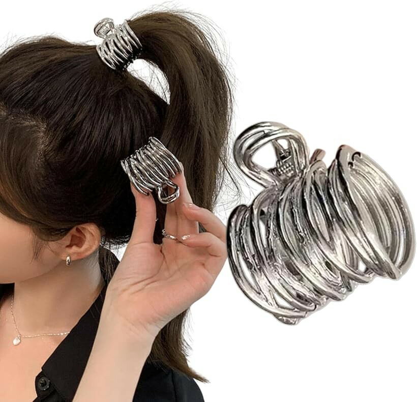 バリエーションコード : 2b9wiwrsvv商品コード2b9wivhdnc商品名ヘアクロー ヘアクリップ ポニーテールクリップ メタル ライン ポニーテール アンティークブランドHerbeluemily(ハベルミリィ)カラーシルバー大人かわいい落ち着いた色味と存在感のあるデザインがかわいいポニーテールクリップ。いつものまとめ髪に一つ加えるだけでトレンド感のあるヘアスタイルに大変身します。個性的でこだわりのあるデザインながら派手になりすぎず、大人かわいいヘアアレンジを実現。シックで上品なヘアクローなのでどなたでも簡単にファッションアイテムとして取り入れていただけます。簡単なポニーテールの結び目隠しとしておすすめなへアクリップですが、ハーフアップや自宅で簡単に前髪を留めたいときにも活躍します。様々なシーンで重宝するヘアアクセサリーです。ちょっとしたプレゼントやギフトにも。学生さんの文化祭、体育祭でのお友達とおそろいアイテムや、イベントなどの特別なシーンのコーディネートのワンポイントアイテムとしても大変かわいいヘアバレッタです。商品サイズ：横約3.7cmx縦約4.4cm＊詳細サイズは画像をご覧ください。※ 他ネットショップでも併売しているため、ご注文後に在庫切れとなる場合があります。予めご了承ください。※ 品薄または希少等の理由により、参考価格よりも高い価格で販売されている場合があります。ご注文の際には必ず販売価格をご確認ください。※ 沖縄県、離島または一部地域の場合、別途送料の負担をお願いする場合があります。予めご了承ください。※ お使いのモニタにより写真の色が実際の商品の色と異なる場合や、イメージに差異が生じることがあります。予めご了承ください。※ 商品の詳細（カラー・数量・サイズ 等）については、ページ内の商品説明をご確認のうえ、ご注文ください。※ モバイル版・スマホ版ページでは、お使いの端末によっては一部の情報が表示されないことがあります。すべての記載情報をご確認するには、PC版ページをご覧ください。
