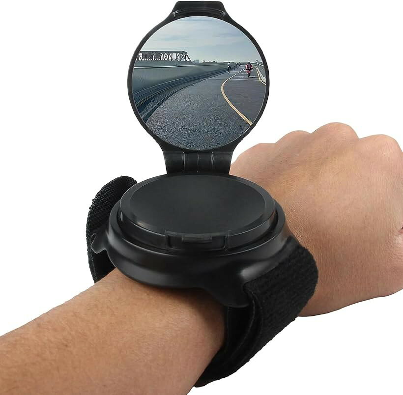 バリエーションコード : 2buf08220x商品コード2buf0iqvic商品名自転車 アームミラー バックミラー 手首装着 バーエンドミラー 広角 回転 360度 軽量 コンパクトブランドSATOMOカラーブラック※ 他ネットショップでも併売しているため、ご注文後に在庫切れとなる場合があります。予めご了承ください。※ 品薄または希少等の理由により、参考価格よりも高い価格で販売されている場合があります。ご注文の際には必ず販売価格をご確認ください。※ 沖縄県、離島または一部地域の場合、別途送料の負担をお願いする場合があります。予めご了承ください。※ お使いのモニタにより写真の色が実際の商品の色と異なる場合や、イメージに差異が生じることがあります。予めご了承ください。※ 商品の詳細（カラー・数量・サイズ 等）については、ページ内の商品説明をご確認のうえ、ご注文ください。※ モバイル版・スマホ版ページでは、お使いの端末によっては一部の情報が表示されないことがあります。すべての記載情報をご確認するには、PC版ページをご覧ください。商品ページをご覧頂き、誠にありがとうございます。自転車の運転に。後方確認がスムーズにできる腕時計型アームミラーです。手首に装着するだけで、バックミラーのように後方をしっかり確認できる便利なアイテム。360度回転する広角ミラーで視界広々。「手首装着で自由な角度調整」腕時計のように手首に装着するタイプ。ミラー部分は360度回転し、好みの角度に細かく調整可能。広角仕様で広い視野を確保できるため、後ろの車や自転車の動きをしっかり確認できます。「軽量＆コンパクトで快適な装着感」軽量設計なので、長時間のライドでも負担にならず快適に使用可能。コンパクトサイズで邪魔にならず、腕時計感覚で簡単に装着・取り外すことができます。「さまざまなシーンで活躍」通勤・通学用自転車はもちろん、ロードバイク、クロスバイク、電動キックボード、スクーターにもおすすめ。都市部の走行やツーリング時に最適です。「商品詳細」セット内容：1個　カラー：ブラック　サイズ：約6.5x7x2.8cm　ミラー部分 直径約5cm　バックル部分 長さ約39.5cm　幅約3.8cm　材質：PC、ナイロン＊モニターの環境により色の見え方に若干差が生じる場合がございます。