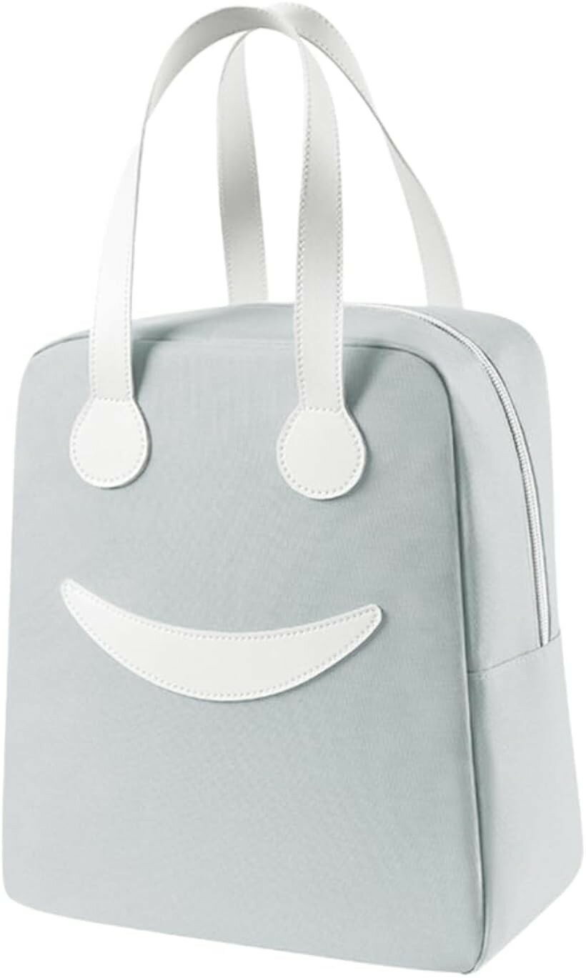 バリエーションコード : 2bju245lv5商品コード2bju24u0t2商品名スープジャー 保冷バッグ お弁当 ランチバッグ 保温 アルミ 防水 軽量 かわいい おしゃれ ピクニック キャンプ 遠足 運動会 アウトドアブランドHIRAISMカラーグレーサイズ等Lサイズ「保冷・保温どちらも」ジッパー付きで開口も大きく、お弁当も取り出しやすいHIRAISMのランチバッグです。裏地がアルミ素材のため、保温・保冷効果もバッチリ。中の汚れもさっと拭き取れるので、衛生的でお手入れしやすい設計になっております。「おしゃれで可愛いデザイン」にっこりスマイルデザインで、お出かけするのが楽しみになる。日常使いはもちろん、子供が使うお弁当袋にもかわいいデザインです。外生地は厚手で丈夫かつ軽量でやわらかい風合いのある上品なオックスフォード生地を採用しております。5色ご用意しておりますので、お好みのカラーからお選びいただけます。「様々な用途に」通勤や通学など、お一人様用でちょっとした日常使いにはMサイズを、遠足やキャンプ、運動会、花見、ピクニックなど、複数人でちょっと遠出するようなアウトドアにはLサイズがおすすめです。持ち運びに便利なHIRAISMのランチトートをぜひ様々な場面にてお役立てください。「商品内容」ランチ保冷バッグ　＜Mサイズ＞ 幅：23.5cm　奥行き：14cm　高さ：20.5cm　＜Lサイズ＞ 幅：24cm　奥行き：13cm　高さ：28cm　＜カラー＞ネイビー， グレー， グリーン， ピンク， イエロー　備考：弁当、ペットボトル、お菓子類、缶ジュース等の収納が可能※ 他ネットショップでも併売しているため、ご注文後に在庫切れとなる場合があります。予めご了承ください。※ 品薄または希少等の理由により、参考価格よりも高い価格で販売されている場合があります。ご注文の際には必ず販売価格をご確認ください。※ 沖縄県、離島または一部地域の場合、別途送料の負担をお願いする場合があります。予めご了承ください。※ お使いのモニタにより写真の色が実際の商品の色と異なる場合や、イメージに差異が生じることがあります。予めご了承ください。※ 商品の詳細（カラー・数量・サイズ 等）については、ページ内の商品説明をご確認のうえ、ご注文ください。※ モバイル版・スマホ版ページでは、お使いの端末によっては一部の情報が表示されないことがあります。すべての記載情報をご確認するには、PC版ページをご覧ください。