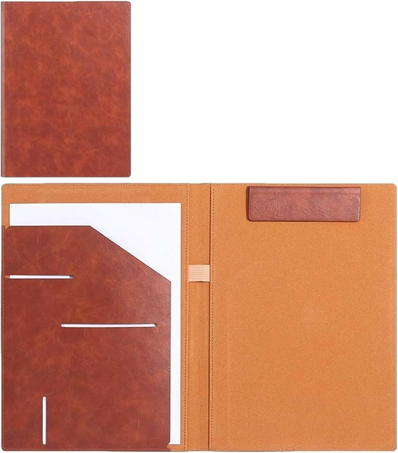 バリエーションコード : 2brqqf8qgf商品コード2brqqyug3x商品名バインダー A4 クリップボード マグネット PUレザー 二つ折り 多機能 書類ケース ペンホルダーブランドルボナリエカラーブラウンマグネット式のクリップボードで、金属とは異なり、大切な契約書や企画書に跡を残さず、スムーズに挟むことができ、書類をしっかりとホールドしつつ、用紙へのダメージを防ぐクリップボードです。二つ折りのデザインですので、中身が見えず、外出先や会議室でのスマートな書類管理を行うことができます。上質なPUレザーを使用しておりますので、美しいシボ感と滑らかな手触りを持ち、ビジネスシーンにふさわしいプロフェッショナルな外観を備えながら、耐久性にも優れており、水滴や汚れもサッと拭き取れるバインダーです。毎日のハードな使用でも劣化しにくく、長期間にわたって美しい状態でお使いいただくことが可能です。左側のパネルには、A4サイズの書類がすっぽり収まる大型の書類入れ、名刺やクレジットカードを整理できるカードポケット、ペンホルダーを備えており、会議や商談に必要なアイテムが一冊に集約された多機能な書類ケースです。厚みを抑えたスリムかつコンパクトですので、ブリーフケースやビジネスリュックに入れてもかさばらず、毎日の通勤や出張時の負担を軽減します。移動の多い営業担当者やビジネスパーソンにとって、いつでもどこでも快適に持ち歩ける頼もしいパッドです。専用の罫線入りメモパッドが付属しておりますので、お手元に届いてすぐにお使いいただくことが可能です。思いついたアイデアや会議の議事録をその場ですぐに記録でき、ビジネスのチャンスを逃しません。オフィスでの日常使いから重要な商談まで、あらゆるビジネスシーンにマッチする落ち着いたトーンで統一されたブラック、グレー、ブルー、ブラウンの4色カラーにてご用意いたしましたので、メンズ・レディースを問わず、ご自身のスタイルや好みに合わせて、最適な一色をお選びいただくことができます。片手でサッと開閉でき、立ったままでも安定して筆記ができる適度な硬さを備えておりますので、顧客へのプレゼンテーションや現場での確認作業など、デスクがない場所でもメモ取りが可能です。機能性とデザイン性を両立しておりますので、ご自身用としてはもちろん、同僚や部下、新社会人へのギフトとしても大変喜ばれます。就職祝いや昇進祝いなど、ビジネスの節目を彩る実用的で気の利いたプレゼントとして、多くの方に選ばれている人気アイテムです。サイズ(約): 332 x 245mm※ 他ネットショップでも併売しているため、ご注文後に在庫切れとなる場合があります。予めご了承ください。※ 品薄または希少等の理由により、参考価格よりも高い価格で販売されている場合があります。ご注文の際には必ず販売価格をご確認ください。※ 沖縄県、離島または一部地域の場合、別途送料の負担をお願いする場合があります。予めご了承ください。※ お使いのモニタにより写真の色が実際の商品の色と異なる場合や、イメージに差異が生じることがあります。予めご了承ください。※ 商品の詳細（カラー・数量・サイズ 等）については、ページ内の商品説明をご確認のうえ、ご注文ください。※ モバイル版・スマホ版ページでは、お使いの端末によっては一部の情報が表示されないことがあります。すべての記載情報をご確認するには、PC版ページをご覧ください。＊モニターの環境により、色の見え方に若干差が生じる場合があります。