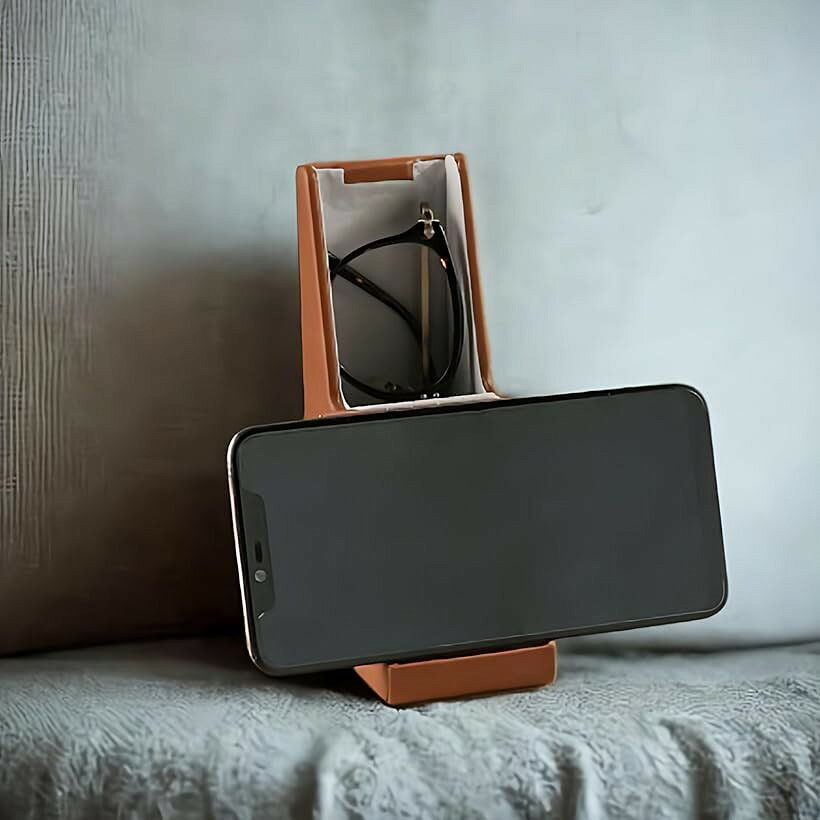 エムラインストアのメガネケース 縦型 自立 ペン立て 卓上 スマホ立て スマホスタンド おしゃれ 持ち運び (ブラウン)｜アングル3