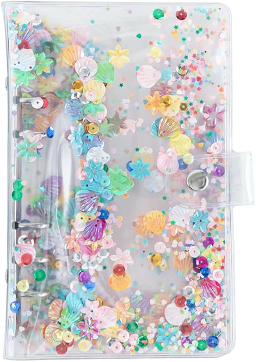 バリエーションコード : 2brrn5k3so商品コード2brrn56v2w商品名シール帳 女の子 小学生 交換用 大容量 バインダー式 リフィル10枚付き 透明 クリア かわいい プレゼント 誕生日 ギフトブランドfelicitationsカラーシェルパーティーサイズ等A6「ふるだけで動く“シャカシャカ”デザインのシール帳」 中のフェイク貝殻や星パーツが上下に動く、キラキラ透明カバー。見ているだけでも楽しく、遊ぶ前から気分が上がります。「リフィル10枚付きですぐ使えるバインダー式」 届いてすぐに使えるリフィル10枚付き。バインダータイプなので差し替え・追加も簡単。長く使えるシール帳です。「中のパーツが外に出ない安心設計」 密閉構造で中身が飛び出さない仕様。小さなお子さまでも安心して使えます。「貼って・はがして・集めて楽しめる」 お気に入りのシールをコレクション。はがせるシート付きで、貼り直しも可能です。「誕生日・入園祝い・プチギフトに人気」 「はじめての自分専用シール帳」として贈り物にもおすすめ。かわいい見た目で写真映えもします。※ 他ネットショップでも併売しているため、ご注文後に在庫切れとなる場合があります。予めご了承ください。※ 品薄または希少等の理由により、参考価格よりも高い価格で販売されている場合があります。ご注文の際には必ず販売価格をご確認ください。※ 沖縄県、離島または一部地域の場合、別途送料の負担をお願いする場合があります。予めご了承ください。※ お使いのモニタにより写真の色が実際の商品の色と異なる場合や、イメージに差異が生じることがあります。予めご了承ください。※ 商品の詳細（カラー・数量・サイズ 等）については、ページ内の商品説明をご確認のうえ、ご注文ください。※ モバイル版・スマホ版ページでは、お使いの端末によっては一部の情報が表示されないことがあります。すべての記載情報をご確認するには、PC版ページをご覧ください。