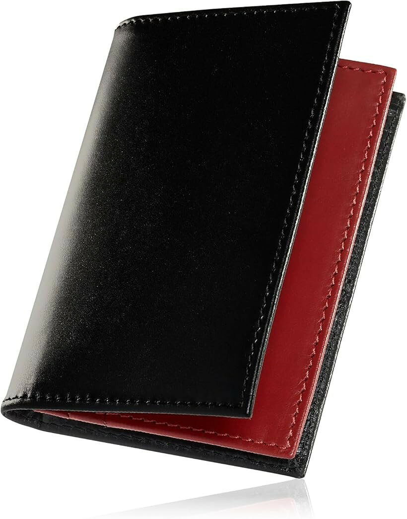 バリエーションコード : 2brkd0o9xs商品コード2brkd0131i商品名名刺入れ メンズ 本革 ベジタブルタンニン鞣し2色バイカラー オイルレザー 大容量ブランドDanke Bestens.カラー2.ブラックxレッドサイズ等11cmx8cmx1.5cm「人気のDanke Bestens.名刺入れに2色使いのバイカラー仕様が登場。」閉じて上品、開いて個性。名刺交換の瞬間、印象に差をつけます。シックな外装と鮮やかな内装のコントラストが美しいバイカラー設計。全5色の展開で、プロフェッショナルな品格と遊び心を同時に演出します。「シリーズ累計10万個突破」プロが認めた、ビジネスを格上げする「唯一無二」。圧倒的な実績と信頼を誇る「Danke Bestens.」が贈る、本物志向のビジネスパーソンのための逸品です。「革好きが最後に辿り着く 10％の本革」全革製品のわずか10％にしか採用されていない、植物由来タンニンのみを使用した伝統の「ベジタブルタンニン鞣し」の本革を採用してます。化学薬品を一切使わず、2～3ヶ月かけて熟練職人が仕上げた希少なオイルレザーを使用。手にした瞬間に広がる、天然本革ならではの豊かな香りも魅力。使うほどに深みが増し、手になじむ「育てる楽しみ」を味わえる一生モノです。「大容量。十分すぎる60枚収納」4ポケット設計で、大量の名刺やカードをスマートに管理。メインポケットには最大60枚の名刺を収納可能。さらに3つのサブポケットを備え、頂いた名刺やICカードも迷わず整理できます。忙しいビジネスシーンでも、スマートな立ち振る舞いを支えます。「薄いのに、折れない。機能美を追求した設計」ジャケットの内ポケットにも収まる薄さでありながら、名刺が折れにくい構造を実現。名刺交換の所作を邪魔しない、スムーズな出し入れにもこだわりました。見た目はスマート、中身はタフ。毎日のビジネスを支える一本です。「商品詳細」素材：牛本革（オイルレザー）　＊サイズ：11cmx8cmx1. 5cm　＊カラー：ブラック＆レッド、ブラック＆ブラウン、ダークブラウン＆ブラウン、ネイビー＆ブラウン、ダークグリーン＆ブラウン　＊ポケット数：4つ　＊用途：名刺入れ、カードケース※ 他ネットショップでも併売しているため、ご注文後に在庫切れとなる場合があります。予めご了承ください。※ 品薄または希少等の理由により、参考価格よりも高い価格で販売されている場合があります。ご注文の際には必ず販売価格をご確認ください。※ 沖縄県、離島または一部地域の場合、別途送料の負担をお願いする場合があります。予めご了承ください。※ お使いのモニタにより写真の色が実際の商品の色と異なる場合や、イメージに差異が生じることがあります。予めご了承ください。※ 商品の詳細（カラー・数量・サイズ 等）については、ページ内の商品説明をご確認のうえ、ご注文ください。※ モバイル版・スマホ版ページでは、お使いの端末によっては一部の情報が表示されないことがあります。すべての記載情報をご確認するには、PC版ページをご覧ください。