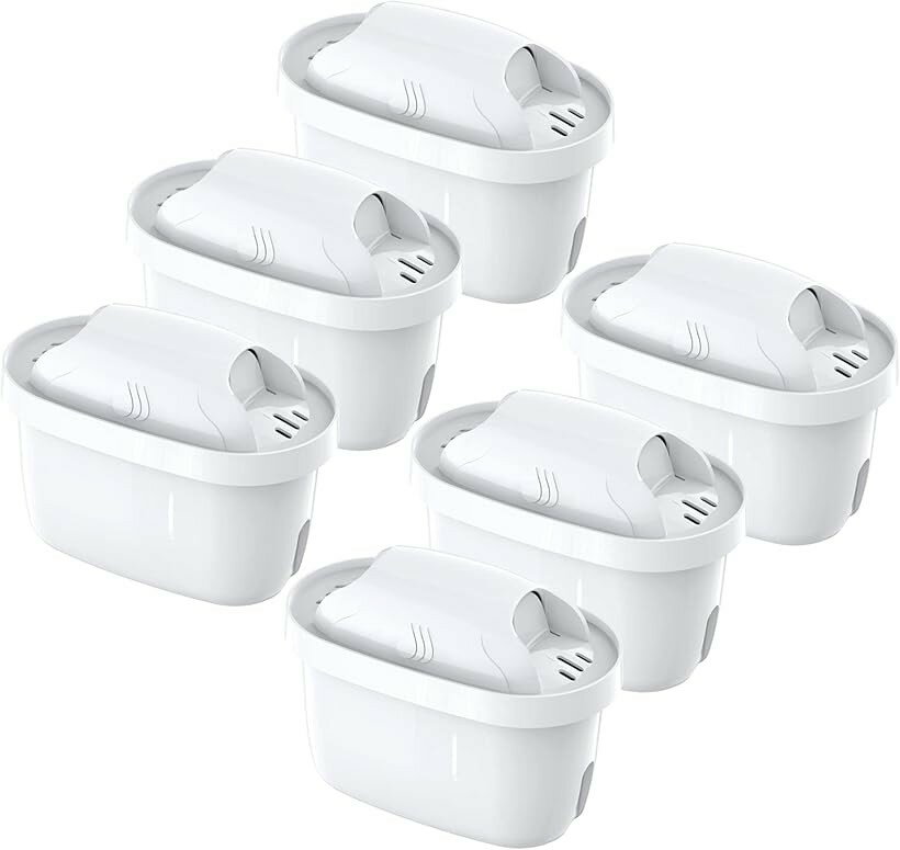 バリエーションコード : 2bu256qq6u商品コード2b2n6h0org商品名互換品カートリッジ 浄水ポット用 ブリタ 交換用カートリッジ ブリタ マクストラ BRITA MAXTRA 6個セット 社外互換品ブランドOueemla「商品仕樣」本体サイズ： 幅10cmx奥行5.7cmx高さ7.5cm 本体重量：125g (1個あたり)「セット内容」ブリタ浄水器カートリッジ互換品6個セットです。新旧型ブリタ浄水器ポットでほとんどご使用いただけます。「除去物質」:遊離残留塩素、CAT(農薬)、クロロホルム、溶解性鉛、テトラクロロエチレン、ブロモジクロロメタン、総トリハロメタン、トリクロロエチレン、ジブロモクロロメタン、2-MIB(かび臭)、1.1.1トリクロロエタン、プロモホルム。「浄水性能アップ」12項目の浄水能力をクリア。新改良の超微粒子活性炭マイクロカーボンパールと、イオン交換樹脂の働きで、水中の不純物を効果的に取り除き、必要なミネラル分だけ残します。不純物を除去したブリタの水は飲用だけでなく健康的なお料理にもピッタリです。「経済的＆エコ」カートリッジ1個で水150リットルろ過可能。1日2.5L使用した場合、カートリッジ交換時期の目安は約2ヶ月となります。「ブリタ マクストラ BRITA MAXTRA 」従来のマクストラ浄水器でご利用できます。国内仕様のフィルターとほとんど変わらず美味しいお水をいただけます。よりきれいでより新鮮なおいしい水が得られます。水アカの付着を防止し、家電製品の寿命を延ばします。※ 他ネットショップでも併売しているため、ご注文後に在庫切れとなる場合があります。予めご了承ください。※ 品薄または希少等の理由により、参考価格よりも高い価格で販売されている場合があります。ご注文の際には必ず販売価格をご確認ください。※ 沖縄県、離島または一部地域の場合、別途送料の負担をお願いする場合があります。予めご了承ください。※ お使いのモニタにより写真の色が実際の商品の色と異なる場合や、イメージに差異が生じることがあります。予めご了承ください。※ 商品の詳細（カラー・数量・サイズ 等）については、ページ内の商品説明をご確認のうえ、ご注文ください。※ モバイル版・スマホ版ページでは、お使いの端末によっては一部の情報が表示されないことがあります。すべての記載情報をご確認するには、PC版ページをご覧ください。＊当商品はユニバーサル仕様です。日本正規品とは性能が異なりますのでご注意ください。＊メーカー純正品ではありません。ブリタ浄水器カートリッジ互換品6個セットです。新旧型ブリタ浄水器ポットでほとんどご使用いただけます。