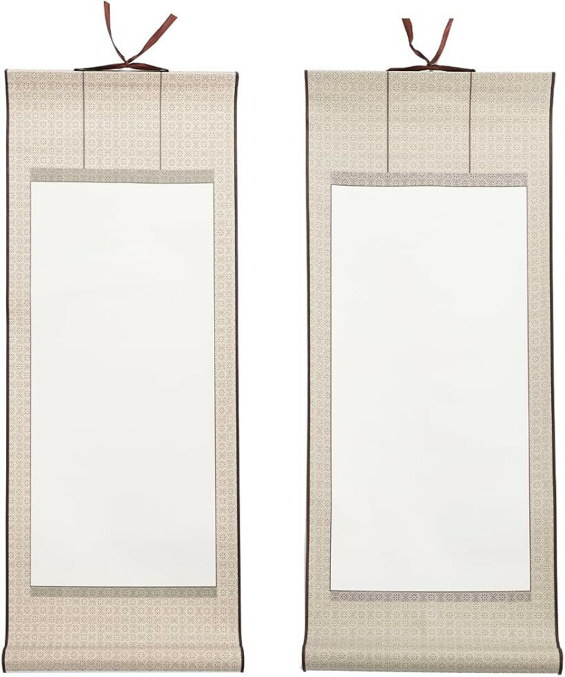 バリエーションコード : 2b9194skjy商品コード2b9199h5ul商品名Uccellino 風帯付き 掛け軸 2幅セット 無地 白紙 半紙 書道 巻物 習字 書初め 水墨画 表装 掛軸 タイプB ブラウン系ブランドUccellinoカラータイプB（ブラウン系）「風帯付き掛け軸」風帯のついた本格的な白紙掛け軸です。光沢のある生地も相まって、作品を引き立てます。使いやすいサイズなので子供の書初めから水墨画などにもご使用いただけます。「便利なセット」気軽に使える白紙掛軸のセットです。書道や書初め・水墨画にご利用いただけます。二幅セットでお届けします。「使いやすい」本紙（作品）部分に直接書き込むこともできますし、無地部分に作品を貼り付けることもできます。子どもの書道の作品から作品展示にまで使える便利な掛け軸です。良い作品が書けたら、掛け軸にして飾りましょう。「高いデザイン性」天と地にはグレー・グリーン・ブラウン系と使いやすいカラーを使用しています。シンプルなカラー・デザインなので、さまざまなインテリアに映えます。「機能性抜群」掛緒付きなので、好きな場所にかけじくを飾ることができます。巻緒（紐）も付属。巻物状にしてもち運びにも便利です。「セット内容」タイプA（グレー・緑）タイプB（ブラウン系2幅）70cmx30cm　本紙（作品）47cmx24cm ＊インテリアとしても使いやすいサイズです。※ 他ネットショップでも併売しているため、ご注文後に在庫切れとなる場合があります。予めご了承ください。※ 品薄または希少等の理由により、参考価格よりも高い価格で販売されている場合があります。ご注文の際には必ず販売価格をご確認ください。※ 沖縄県、離島または一部地域の場合、別途送料の負担をお願いする場合があります。予めご了承ください。※ お使いのモニタにより写真の色が実際の商品の色と異なる場合や、イメージに差異が生じることがあります。予めご了承ください。※ 商品の詳細（カラー・数量・サイズ 等）については、ページ内の商品説明をご確認のうえ、ご注文ください。※ モバイル版・スマホ版ページでは、お使いの端末によっては一部の情報が表示されないことがあります。すべての記載情報をご確認するには、PC版ページをご覧ください。