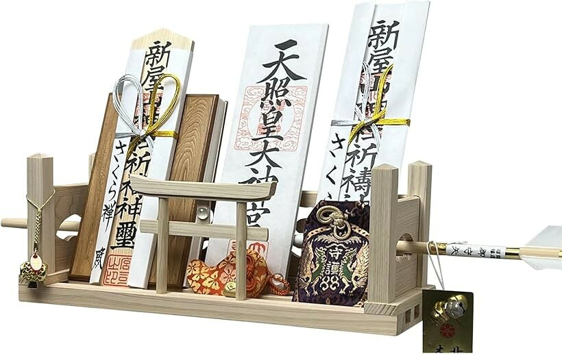 バリエーションコード : 2br8ngrdxu商品コード2br8doucvn商品名神棚 壁掛け モダン 彩雲 水晶 鳥居 国産 ひのき 檜 製 水晶 装飾 お札立て モダン 棚板ブランドさくら禅カラー1. 明神水晶鳥居サイズ等横33cmx奥行10.7x高さ12.5cm（「用途多彩な万能モダン神棚（壁掛け・据え置き兼用）」神社やお寺から授与された御札やご朱印帳、御守や破魔矢などの保管場所って・・なかなか良い所がありませんよね。？そんな多くのお悩みの声から誕生したモダン神棚です。壁掛けでもご使用いただけます。お札立てをお探しの方にもおすすめの万能神棚です。据え置き、壁掛け兼用でコンパクトデザインで飾る場所も選びません。◉壁掛け専用細ビスセットは設置説明書付きで安心です。「神棚の特徴」モダンなデザインで和洋室どちらのお部屋の雰囲気にもマッチする。万能モダン神棚です。底板中央には神聖なる浄化の石「水晶」を配した本格神棚で、底板部分に3本の溝があり、御札を縦横に数枚お祀りする事が出来きます。その他、御朱印帳や木札など厚みのある物や、お守り・開運根付・破魔矢にいたるまでお好みでお祀り頂けます。品名にある「彩雲・さいうん」の意味は「吉祥招福」に願いを込め祈願し命名しました。本体背面には「彩雲」をデザインした「 雲 」を配しました。こちらで多くの御利益をお招き下さい。「神棚の用途」お札立て、御朱印帳飾り、御神札飾り、御守り飾り、木札差し、御守り入れ、破魔矢飾り 「 開運 招福 初宮詣 七五三詣 合格祈願 厄祓い 金運 必勝祈願 新車祓 商売繁盛 結婚式 その他、諸祈願など 」「プレゼントにもおすすめ。」この神棚は、どんなお部屋にでも合うモダンなデザイン、壁掛けもできるので、プレゼントにもおすすめです。マンションにお住まいの方には、雲字と一緒にお祀りする事で、神様により敬意を持って神棚を設けられます。新築 新店 お誕生日 記念日 慶事のお祝いなど、大切な方への贈り物に最適な神棚です。化粧箱はそのままラッピング包装いただければプレゼント、ギフト用にご利用いただけます。是非、この機会にお買い求め下さい。「神棚の仕様」素材：日本檜（ヒノキ） サイズ（約）縦12.5cmx横33cmx奥行10.7cm 重量：（約）445g お届け時に箱から出してすぐにお祀り頂ける完成品。壁掛けの場合は本体背面側の器具と付属の専用壁掛け極細ビスで簡単に設置いただけます。＊壁掛け時にも安心な簡単設置説明書付属 。神棚にお祀りの「御札・御朱印帳・御守り・破魔矢」などの備品はお祀りイメージとしての掲載で付属はしておりません。※ 他ネットショップでも併売しているため、ご注文後に在庫切れとなる場合があります。予めご了承ください。※ 品薄または希少等の理由により、参考価格よりも高い価格で販売されている場合があります。ご注文の際には必ず販売価格をご確認ください。※ 沖縄県、離島または一部地域の場合、別途送料の負担をお願いする場合があります。予めご了承ください。※ お使いのモニタにより写真の色が実際の商品の色と異なる場合や、イメージに差異が生じることがあります。予めご了承ください。※ 商品の詳細（カラー・数量・サイズ 等）については、ページ内の商品説明をご確認のうえ、ご注文ください。※ モバイル版・スマホ版ページでは、お使いの端末によっては一部の情報が表示されないことがあります。すべての記載情報をご確認するには、PC版ページをご覧ください。モダン神棚「彩雲」はご家庭の様々な種類のお札や御朱印帳、お守りや破魔矢まで 安心の収納力でセンス良くお祀り頂ける万能神棚です。壁掛け、据置きどちらでも対応し 設置場所を選びません。壁掛け時は専用の極細ピンで簡単設置頂けます。（取扱い説明書付き）