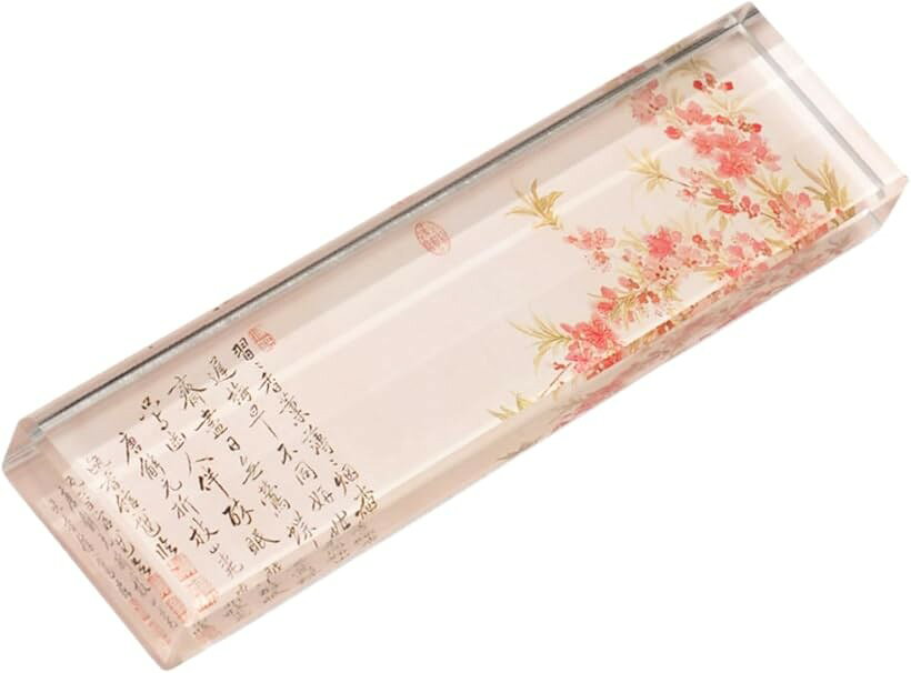 バリエーションコード : 2budld145v商品コード2budld1iks商品名文鎮 クリスタル 書道 ペーパーウェイト モダン 文房具 ガラス 滑り止めブランドUccellinoカラー花（珊瑚色）「伝統と現代が織りなす、雅なデザイン」この文鎮は伝統的なデザインに現代的な感性を取り入れた逸品です。透明度の高い高品質なガラス素材を使用し、光を透過させることで、まるで澄み切った水晶のような輝きを放ちます。「頼れる安定感」この文鎮は、適度な重量と安定した形状で、半紙や書道用紙、書籍のページなどをしっかりと固定します。学生の方の学習用から、本格的な書道愛好家の方まで、幅広くご活用いただけます。「優れた機能性」裏側には滑り止めがついているのでしっかりと紙を固定できます。「様々なシーンで」洗練されたデザインの文鎮なので、書道以外にも様々なシーンでお使いいただけます。ペーパーウェイトとして資料の固定や、手芸やクラフト作業での一時的な重しとしても便利です。「サイズ・カラー」サイズ：20x5x2cm　カラーデザイン：山・花（碧）・花（珊瑚色）からお選びください。安全に配送するために箱に入れてお届けします。（ロットにより箱のデザインが変わることがあります。）※ 他ネットショップでも併売しているため、ご注文後に在庫切れとなる場合があります。予めご了承ください。※ 品薄または希少等の理由により、参考価格よりも高い価格で販売されている場合があります。ご注文の際には必ず販売価格をご確認ください。※ 沖縄県、離島または一部地域の場合、別途送料の負担をお願いする場合があります。予めご了承ください。※ お使いのモニタにより写真の色が実際の商品の色と異なる場合や、イメージに差異が生じることがあります。予めご了承ください。※ 商品の詳細（カラー・数量・サイズ 等）については、ページ内の商品説明をご確認のうえ、ご注文ください。※ モバイル版・スマホ版ページでは、お使いの端末によっては一部の情報が表示されないことがあります。すべての記載情報をご確認するには、PC版ページをご覧ください。