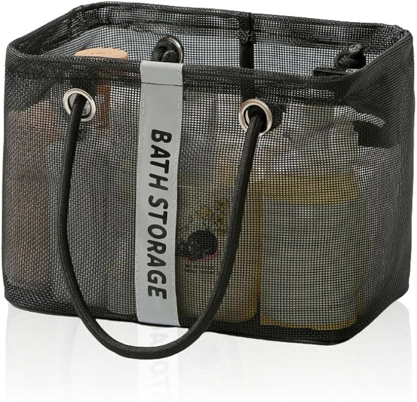 バリエーションコード : 2bu1yc2gff商品コード2bu1ycc1xp商品名サウナバッグ 銭湯 バッグ スパポーチ お風呂 メッシュ 自立 折りたたみ カゴ 持ち運び専用ブランドJP Numberカラーブラック「速乾メッシュ」細かなポリエステルメッシュを全面に採用。通気性抜群で水切れもスムーズ。濡れたタオルやボトル類も風通しが良いので乾きやすいです。考え抜かれた製品デザインで、銭湯やサ活でのベストパートナーになること必至。「たっぷり収納」26x20x16cmのスクエア設計で、シャンプーやスキンケア、カミソリなどを一括収納。口が広く奥まで見渡せ、必要な物を素早く取り出せます。家族分をまとめたい日にも重宝する容量感です。「軽量コンパクト」約207gの軽さに加え、使わない時はフラットに畳んで省スペース化。旅行のサブバッグやジム通いのバッグインバッグとしても扱いやすく、荷物が増える日でも負担を抑えた携行が可能です。また、軽量にも関わらず、使用時にはしっかり自立するので、浴場や更衣室でも置き場所を選ばずスマートに扱えます。「商品内容」本体サイズ（約）：縦幅16cm　横幅26cm　高さ20cm　重量207g　主な材質：ポリエステル　＊サイズ詳細は商品画像をご確認ください。商標登録第6628185号※ 他ネットショップでも併売しているため、ご注文後に在庫切れとなる場合があります。予めご了承ください。※ 品薄または希少等の理由により、参考価格よりも高い価格で販売されている場合があります。ご注文の際には必ず販売価格をご確認ください。※ 沖縄県、離島または一部地域の場合、別途送料の負担をお願いする場合があります。予めご了承ください。※ お使いのモニタにより写真の色が実際の商品の色と異なる場合や、イメージに差異が生じることがあります。予めご了承ください。※ 商品の詳細（カラー・数量・サイズ 等）については、ページ内の商品説明をご確認のうえ、ご注文ください。※ モバイル版・スマホ版ページでは、お使いの端末によっては一部の情報が表示されないことがあります。すべての記載情報をご確認するには、PC版ページをご覧ください。