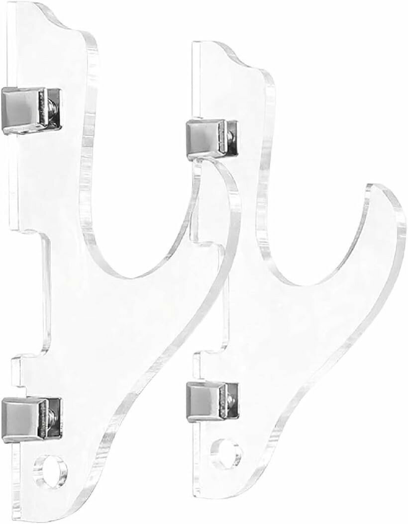 バリエーションコード : 2br1c6wjdc商品コード2br1crud29商品名刀掛け 刀掛台 壁掛け アクリル 模造刀 日本刀 スタンド 展示 透明ブランドZERONOWAカラークリア1本掛けサイズ等15.2cm x 7.8cm壁掛けタイプの刀掛台は、お気に入りの日本刀や模造刀、木刀を省スペースで美しく飾るための専用スタンドです。透明度の高いアクリル素材を採用したことで、壁面に溶け込み、展示物がまるで宙に浮いているかのような視覚効果を演出。自慢のコレクションが主役になる、洗練されたインテリア空間を創り出します。模造刀や竹刀の保管だけでなく、笛や簫などの管楽器、釣竿といった長尺物の収納にも活用いただけます。和室の雰囲気を損なわず、現代的な洋室にもマッチするデザインが魅力。趣味の部屋はもちろん、店舗の什器や展示会でのディスプレイとしても重宝します。壁面を利用するため、限られたスペースを有効活用できます。アクリル製の刀置きは、木製スタンドと異なり、展示物自体の色合いや形状を隠すことがありません。ライトセーバーや装飾の凝った模造刀など、細部までこだわりたいアイテムの展示に最適です。省スペースで設置可能な壁掛けスタイルは、限られた空間でも展示を諦めたくないすべての方におすすめの仕様です。厚みのあるアクリルを使用し、高い耐久性と透明感を両立。壁にネジで固定する構造で、大切なコレクションを安定して支えます。傷防止の保護フィルムを剥がせば、クリアな質感が現れます。日本刀や模造刀愛好家への贈り物、自分へのご褒美にも最適。複数を並べれば統一感のある圧巻の展示壁面も構築可能です。用途に合わせ、1本掛けと2本掛けからお好みのタイプをお選びください。「サイズ」 約15.2cmx7.8cm 「カラー」 クリア 「素材」 アクリル 「商品重量」 約100g 「内容」 1個※ 他ネットショップでも併売しているため、ご注文後に在庫切れとなる場合があります。予めご了承ください。※ 品薄または希少等の理由により、参考価格よりも高い価格で販売されている場合があります。ご注文の際には必ず販売価格をご確認ください。※ 沖縄県、離島または一部地域の場合、別途送料の負担をお願いする場合があります。予めご了承ください。※ お使いのモニタにより写真の色が実際の商品の色と異なる場合や、イメージに差異が生じることがあります。予めご了承ください。※ 商品の詳細（カラー・数量・サイズ 等）については、ページ内の商品説明をご確認のうえ、ご注文ください。※ モバイル版・スマホ版ページでは、お使いの端末によっては一部の情報が表示されないことがあります。すべての記載情報をご確認するには、PC版ページをご覧ください。＊取扱説明書は付属しておりません。＊商品の仕様は予告なく変更する場合がありますがご了承ください。