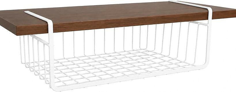 バリエーションコード : 2b936yk2t3商品コード2b9326usoq商品名戸棚下収納 キッチン ラック 吊り下げ 浮かせる収納 幅36x奥行25.5x高さ13.5 cmブランドCrystal craftカラーホワイト「シンプルでスタイリッシュなデザイン」 シンプルながらも洗練されたデザインで、キッチンやリビングに馴染みます。存在感がありつつ、どんなインテリアにも自然に溶け込みます。「優れた耐久性で安心の使用感」 スチール製の頑丈な構造で、耐荷重は約5kg。見た目だけでなく、機能性も兼ね備え、しっかりとした作りで長期間ご使用いただけます。「工具不要で簡単に設置可能」 工具を使わずに、吊り戸棚に引っかけるだけで簡単に設置できます。厚さ0.5～3cmの棚に適用でき、誰でも簡単に取り付けが可能です。「省スペースで多用途」 キッチンの小物やお弁当箱、布巾、本、衣類、靴、果物など、さまざまな物を整理整頓できます。限られたスペースを有効活用できる便利な収納アイテムです。「コンパクトサイズで使い勝手抜群」 サイズは36x25.5x13.5cmとコンパクトながらも、しっかりと収納力を発揮します。日常的に使う物をスッキリ整理し、使いやすさを追求しました。※ 他ネットショップでも併売しているため、ご注文後に在庫切れとなる場合があります。予めご了承ください。※ 品薄または希少等の理由により、参考価格よりも高い価格で販売されている場合があります。ご注文の際には必ず販売価格をご確認ください。※ 沖縄県、離島または一部地域の場合、別途送料の負担をお願いする場合があります。予めご了承ください。※ お使いのモニタにより写真の色が実際の商品の色と異なる場合や、イメージに差異が生じることがあります。予めご了承ください。※ 商品の詳細（カラー・数量・サイズ 等）については、ページ内の商品説明をご確認のうえ、ご注文ください。※ モバイル版・スマホ版ページでは、お使いの端末によっては一部の情報が表示されないことがあります。すべての記載情報をご確認するには、PC版ページをご覧ください。サイズ: 36x25.5x13.5cm カラー: ホワイト ブラック 耐荷重: 約5kg 素材: スチール（焼付け塗装仕上げ） 対応棚厚さ: 0.5～3cm 取り付け方法: 工具不要の差し込み式