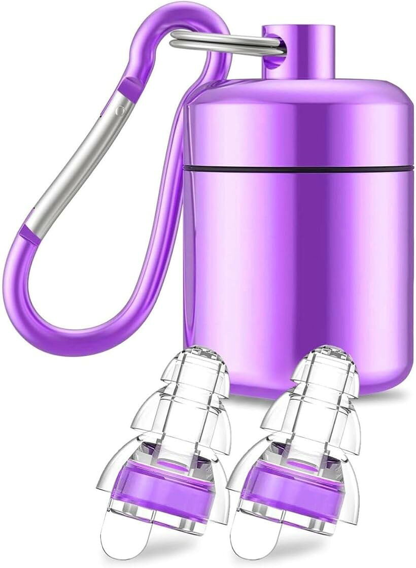 バリエーションコード : 2bu09r046k商品コード2bu0jvw9tk商品名ライブ用 耳栓 睡眠用 安眠グッズ 遮音 シリコン素材 快眠グッズ 遮音フィルター付き 耳せん 工事 仕事 勉強 旅行 飛行機 携帯ケース付きブランドFour leafカラーパープルサイズ等フリーサイズ「高性能遮音フィルター」 耳栓 睡眠用 耳せん 安眠グッズ 快眠グッズ いびき対策 防音 工事 勉強 集中 旅行 飛行機 ライブ用耳栓まで幅広く活用可能。遮音仕様で夜間の睡眠やテレワーク集中にもおすすめの防音アイテム。「柔らかシリコン素材」 三層フランジ構造で耳にしっかり密着し、工事現場や騒音対策、飛行機移動、旅行、勉強や仕事にも使える。耳が痛くなりにくくおすすめ。「繰り返し使える洗える耳栓」 洗える シリコン 耳せん 耳栓 睡眠用 安眠 快眠 工事 勉強 旅行 飛行機 防音。使い捨て耳栓と違い経済的で衛生的。安眠や集中環境を毎日整える快眠グッズとして人気。耳栓おすすめモデル。「携帯便利アルミケース付属」 軽量で防水性のあるアルミ収納ケースとカラビナ付きで持ち運びに便利な耳栓セット。「多用途対応」 耳栓 耳せん 睡眠用 安眠 快眠グッズ いびき対策 防音 遮音 勉強 工事 仕事 集中 旅行 飛行機 ライブ 音楽 フェス バイク走行など幅広いシーンで使える洗えるシリコン耳栓。快眠や作業効率アップに最適。※ 他ネットショップでも併売しているため、ご注文後に在庫切れとなる場合があります。予めご了承ください。※ 品薄または希少等の理由により、参考価格よりも高い価格で販売されている場合があります。ご注文の際には必ず販売価格をご確認ください。※ 沖縄県、離島または一部地域の場合、別途送料の負担をお願いする場合があります。予めご了承ください。※ お使いのモニタにより写真の色が実際の商品の色と異なる場合や、イメージに差異が生じることがあります。予めご了承ください。※ 商品の詳細（カラー・数量・サイズ 等）については、ページ内の商品説明をご確認のうえ、ご注文ください。※ モバイル版・スマホ版ページでは、お使いの端末によっては一部の情報が表示されないことがあります。すべての記載情報をご確認するには、PC版ページをご覧ください。「快適な睡眠と集中環境を実現する高性能耳栓」本製品は、睡眠用耳栓や工事用耳栓として幅広く活用できる、遮音タイプの高性能耳栓です。高品質シリコンを採用した柔らかな素材が耳に優しくフィットし、長時間使用しても痛みや違和感を軽減します。就寝時のいびき対策や騒音をカットして快眠グッズとして活躍するだけでなく、勉強や仕事に集中したいときにもおすすめです。「三層フランジ構造による遮音性」人間工学に基づいた三段フランジ設計を採用。耳にしっかり密着し、飛行機のエンジン音や工事現場の騒音などを大幅に軽減します。遮音フィルター搭載モデルは、不要な音を抑えつつ会話やアラーム音など必要な音は聞き取れるため、安全性と快適性を兼ね備えています。「繰り返し使えるシリコン素材」高品質シリコン素材は柔らかく耳に優しいだけでなく、水洗い可能で衛生的。使い捨てタイプと異なり、繰り返し利用できるため経済的で環境にも配慮した設計です。睡眠用や安眠グッズとして毎日使用できるのはもちろん、勉強やテレワーク用としても最適です。「携帯性に優れたアルミケース付き」外出や旅行の際にも便利なアルミ合金ケースを付属。軽量で耐久性に優れ、防水性もあるため、耳栓を清潔に持ち運べます。カラビナ付きでバッグやキーリングに簡単に取り付けられるため、飛行機での移動や出張時にも便利です。「幅広いシーンに対応」本製品は、睡眠、工事現場、勉強、ライブ、飛行機、旅行など多様な場面で使用可能です。遮音耳栓として安眠をサポートし、集中作業を助け、日常の快適さを向上させます。さらに、快眠グッズや勉強用アイテムとしても注目されており、プレゼントや常備品としてもおすすめです。遮音性・快適性・衛生面・携帯性を兼ね備えた本製品は、耳栓を必要とするあらゆるシーンで頼れるパートナーとなります。