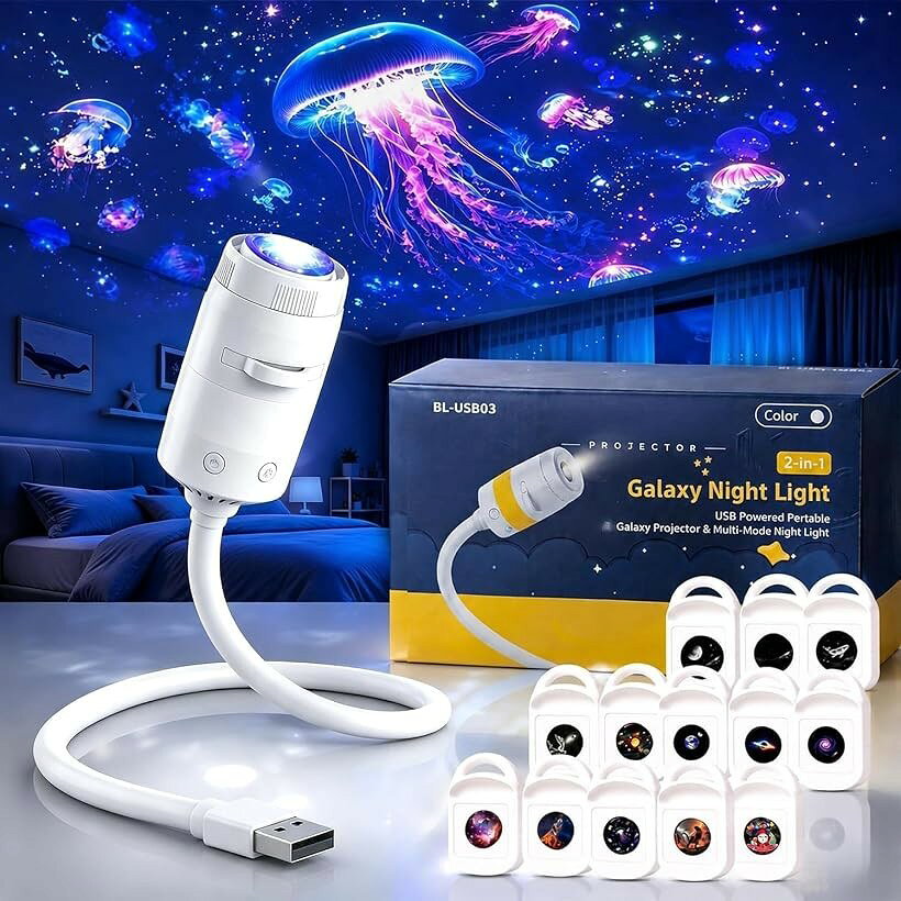 商品コード2bkjkfsd52商品名星空ライト 新進化 HD星空 プロジェクター プラネタリウム 家庭用 星空投影 七色ナイトライト 2WAY USB給電式 ぷらねたりうむ ミニプロジェクターライト 360度角度調整可ブランドArilAril「全面進化・ 一台多役の星空ライト」ArilArilの星空 プロジェクター、お客様の声を集めて改善。進化した高品質HD投影レンズを採用、投影パターンの鮮明さは従来品モデルのなんと2倍。上質な素材と洗練されたデザインで、高精細レンズが投影効果を明確にします、ご自宅にいながらプラネタリウムのような体験をお楽しみいただけます。この多機能プロジェクターは、投影ライトとしてはもちろん、ベッドサイドの常夜灯としても活用可能。現代的なミニマリズムを取り入れたデザインは、お部屋のインテリアに魔法のような輝きを添え、日常の空間を特別な場所へと変えてくれます。「多彩な投影パターン」この星空 プロジェクターには、プラグアンドプレイで使える13種類の交換可能な投影フィルムが付属しています、気分に合わせて楽しめる。複数の投影フィルムを差し替えることで、星空や星系などの投影パターンを楽しめます、宇宙の神秘を忠実に投影します。子供部屋や寝室、リラックスタイムの雰囲気づくりにおすすめです。「360°自由に調節可能な投影」頑丈で曲げやすいグースネックアームを採用した本プロジェクターは、360°の全方向回転と精密な方向調整が可能です。ベースを動かすことなく、天井や壁、さらには垂直面にも簡単に投射できます。このフレキシブルなデザインは、固定角度のプロジェクターが抱える課題を解決し、貴重な作業スペースを節約しながら、自分だけの光と影の演出を簡単にカスタマイズできます。「便利なUSB給電・ピント調整機能搭載」便利なUSB給電方式を採用しているため、USB電源に接続するだけで、天井や壁に星空を投影。モバイルバッテリーやパソコンからも給電可能。コンセントの位置を気にせず。投影ヘッドを回すことでピント調整が可能です。投影距離や設置場所に合わせて、鮮明な映像を映し出せます。「コンパクト・理想的なギフトチョイス」この星空ライトはコンパクトな設計のため持ち運びが簡単。誕生日、結婚式、記念日、パーティー、子供の日、クリスマス、寝室、子供部屋、ゲームルーム、ホームシアター、壁、天井、部屋の装飾に素晴らしいロマンチックな雰囲気を作り出します。ご家庭用プラネタリウムとしてお子様へのプレゼントにも最適です。※ 他ネットショップでも併売しているため、ご注文後に在庫切れとなる場合があります。予めご了承ください。※ 品薄または希少等の理由により、参考価格よりも高い価格で販売されている場合があります。ご注文の際には必ず販売価格をご確認ください。※ 沖縄県、離島または一部地域の場合、別途送料の負担をお願いする場合があります。予めご了承ください。※ お使いのモニタにより写真の色が実際の商品の色と異なる場合や、イメージに差異が生じることがあります。予めご了承ください。※ 商品の詳細（カラー・数量・サイズ 等）については、ページ内の商品説明をご確認のうえ、ご注文ください。※ モバイル版・スマホ版ページでは、お使いの端末によっては一部の情報が表示されないことがあります。すべての記載情報をご確認するには、PC版ページをご覧ください。この星空ライトは最新技術を採用した高精細HDプラネタリウムプロジェクターです。自宅の寝室やリビング、さらに車内でも本格的な星空を天井や壁に投影でき、幻想的な雰囲気を演出します。星空投影と七色ナイトライトの2WAY機能を搭載しており、シーンに合わせて使い分けが可能です。360度の角度調整機能により、好みの方向へ自由に投影方向を変えられます。調光機能も備えているため、明るさを自分好みに調整できます。USB給電式でコンパクトかつポータブルな設計なので、場所を選ばず手軽に使用できます。子供から大人まで幅広い年齢層に対応しており、インテリア照明としても活躍します。誕生日や季節のイベントなど、大切な方へのギフトやプレゼントにも最適な一品です。