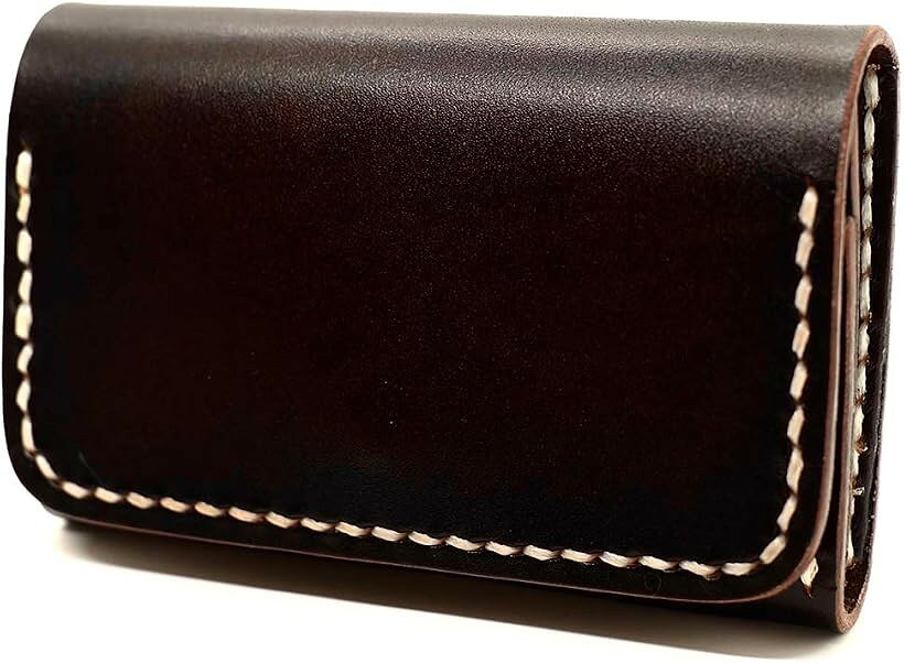 バリエーションコード : 2b2nx9sric商品コード2b2nx9nwdg商品名名刺入れ メンズ 名刺ケース カード入れ 本革 coffeeブランドB　EST　2006　BILLION　WORKSカラーcoffee「ハイブランドにこだわらないおしゃれさ」ビジネスシーンにおけるハイブランドにこだわらないアイテムとしておしゃれとセンスを追求した名刺入れ。「メンズ＆レディース」経年劣化を味わいとするイタリアンレザー本革素材と、ステッチデザインにこだわったメンズレディース男女兼用でお使い頂けます。「経年劣化が楽しめる」素材は上質な本革を使用し、革職人が丁寧にハンドメイドで作り上げたとってもおしゃれで可愛い名刺入れ。革が馴染むまで少し時間はかかりますが、使い込むほど味わい深い色へと変化し、長きに使える名刺ケース。「機能性を重視したサイズ感」メインポケットには名刺入れとしては50枚前後とサブポケット10枚と大容量な収納ですので突然の名刺切れを起こしにくい設計。「名刺のヨレ対策」よくある名刺の角のヨレを防ぐためにサイドの革を厚めに製作。使い始めは革独特の硬さはありますが自然に本来の柔らかさへと色と共に変化していきます。「使用感」使い始めは硬さがありますが、段々と柔らかく馴染んでいきます。「ギフトボックス付き」就職祝い、昇進祝い、父の日など長く使って頂ける贈り物として専用ボックスを準備しております。※ 他ネットショップでも併売しているため、ご注文後に在庫切れとなる場合があります。予めご了承ください。※ 品薄または希少等の理由により、参考価格よりも高い価格で販売されている場合があります。ご注文の際には必ず販売価格をご確認ください。※ 沖縄県、離島または一部地域の場合、別途送料の負担をお願いする場合があります。予めご了承ください。※ お使いのモニタにより写真の色が実際の商品の色と異なる場合や、イメージに差異が生じることがあります。予めご了承ください。※ 商品の詳細（カラー・数量・サイズ 等）については、ページ内の商品説明をご確認のうえ、ご注文ください。※ モバイル版・スマホ版ページでは、お使いの端末によっては一部の情報が表示されないことがあります。すべての記載情報をご確認するには、PC版ページをご覧ください。「バリエーション」エイジングに相応しいブラウンベースを3色「サイズ」横幅11cm縦7cm厚み2.2cm「素材」レザー