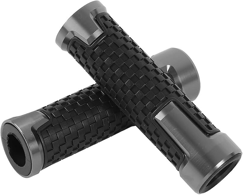 バリエーションコード : 2bj9i0nr3j商品コード2bj6xchpuq商品名互換品 バイクグリップ バイクハンドル カスタム ラバー ゴム 滑り止め 22.2mm バーエンドブランドTKYカラーグレーサイズ等22.2mm「愛車のカスタムに」バーエンド付きのバイクグリップになります。光沢のあるデザインとゴム製のグリップになっており、ハンドル周りのドレスアップにお使い頂けます。「滑り防止のラバーグリップ」グリップ部分はラバー付きですので、走行中の振動を軽減します。また、凹凸のついたグリップデザインで滑りを防止することができます。「差し込むだけの簡単取付」直径22.2mmのグリップ径に対応し、に差し込むだけで簡単に取り付けができます。汎用型でカラーも全7色ありますので幅広い車種にお使いいただけます。「商品詳細」本体左右2本、サイズ：縦120mm、対応ハンドル径：φ22.2mm、適応車種 グロム PCX CB400SF CB1300SF NMAX シグナスX ジョグ スーパーディオ ライブディオ ジャイロ などTKYオリジナルパッケージでご提供しております。仕入れ状況により一部仕様変更がある場合がございます。商標登録第6113063号※ 他ネットショップでも併売しているため、ご注文後に在庫切れとなる場合があります。予めご了承ください。※ 品薄または希少等の理由により、参考価格よりも高い価格で販売されている場合があります。ご注文の際には必ず販売価格をご確認ください。※ 沖縄県、離島または一部地域の場合、別途送料の負担をお願いする場合があります。予めご了承ください。※ お使いのモニタにより写真の色が実際の商品の色と異なる場合や、イメージに差異が生じることがあります。予めご了承ください。※ 商品の詳細（カラー・数量・サイズ 等）については、ページ内の商品説明をご確認のうえ、ご注文ください。※ モバイル版・スマホ版ページでは、お使いの端末によっては一部の情報が表示されないことがあります。すべての記載情報をご確認するには、PC版ページをご覧ください。