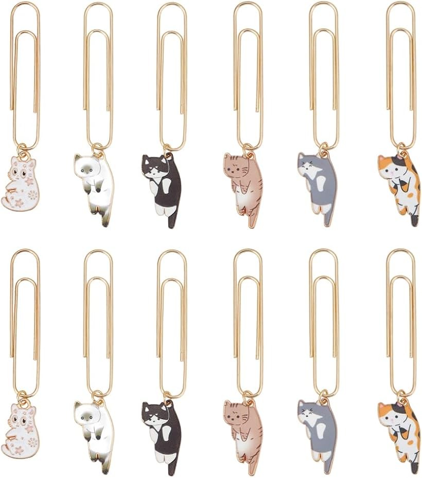 バリエーションコード : 2bjrkn6j31商品コード2bjrkw0316商品名12個6色 ペーパークリップ ゼムクリップ クリップ エナメル猫付き ページクリップ ブックマーク 栞 猫のペンダント付き 装飾 オフィス 文房具 書類整理 招待状 ブック メモ帳用ブランドOLYCRAFTカラー猫パッケージとサイズ: パッケージには12個の猫ペンダントクリップが含まれています。サイズ：長さ約75mm、クリップ：49.5x9.5x1mm、ペンダント：25x13x1～2mm。高品質素材：この猫ペンダントペーパークリップは、高品質の合金素材とエナメルを使用しており、滑らかで光沢があり、色あせしたり、落ちたりしにくく、良質で耐久性に優れています。ユニークなデザイン：ペーパークリップは猫の形にデザインされ、甘く愛らしいスタイルの美しさを表現しています。絶妙な職人技が仕上げのアクセントになっています。幅広い用途: これらのペーパークリップはあなたのしおり、ノート、カレンダー、スクラップブック、メモ帳、ステッカー、新聞およびオフィス、学校および家の他の項目をきちんとそしてきれい保つのに使用することができます。素敵な贈り物：この猫のペンダントカーブピンは、友人、母親、恋人などへの贈り物に最適です。感謝祭、クリスマス、新年、誕生日、バレンタインデー、その他の特別な瞬間の贈り物として使用できます。※ 他ネットショップでも併売しているため、ご注文後に在庫切れとなる場合があります。予めご了承ください。※ 品薄または希少等の理由により、参考価格よりも高い価格で販売されている場合があります。ご注文の際には必ず販売価格をご確認ください。※ 沖縄県、離島または一部地域の場合、別途送料の負担をお願いする場合があります。予めご了承ください。※ お使いのモニタにより写真の色が実際の商品の色と異なる場合や、イメージに差異が生じることがあります。予めご了承ください。※ 商品の詳細（カラー・数量・サイズ 等）については、ページ内の商品説明をご確認のうえ、ご注文ください。※ モバイル版・スマホ版ページでは、お使いの端末によっては一部の情報が表示されないことがあります。すべての記載情報をご確認するには、PC版ページをご覧ください。OLYCRAFT 12個6色 ペーパークリップ ゼムクリップ パッケージには12個猫ペンダントクリップが含まれます。サイズは長さ約75mm、クリップ：49.5x9.5x1mm、ペンダント：25x13x1～2mm。