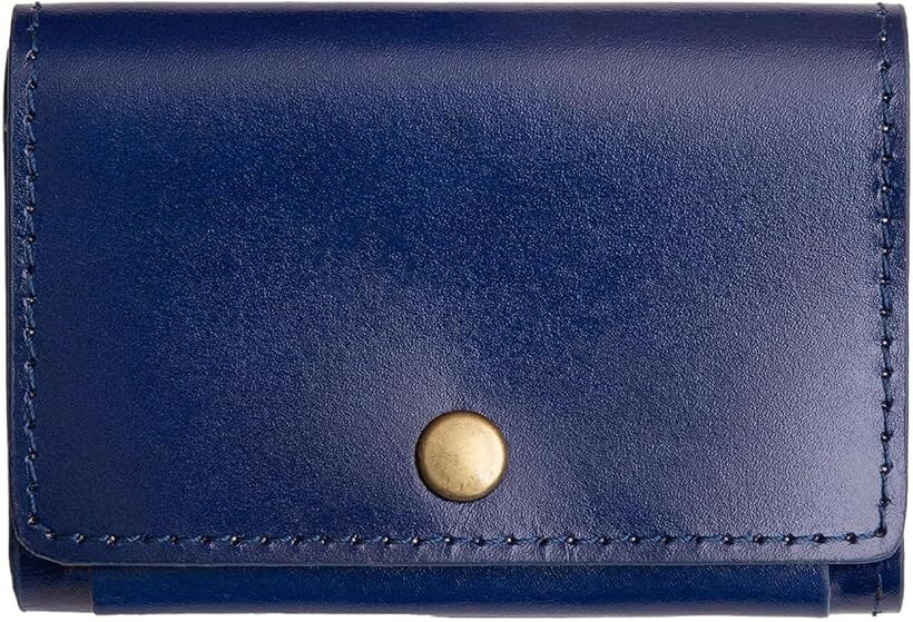 バリエーションコード : 2bjrtgcgsl商品コード2bjrtsio5p商品名ミニ財布 財布 メンズ コンパクト 小さい財布 コンパクト財布 本革 ネイビーブランド革師リ・メンズカラーネイビー「コンパクトなのにたくさんの収納力」男性が握れるサイズ感のコインケース（こぜにいれ）。お札［10枚程度］、小銭［15枚程度］、カード［2～3枚］が収納可。「改善ポイント」スマートに持ち運べるミニ財布（みにさいふ）。小さい財布では珍しく、お札を折らずに収納可能。小銭入れは外側にあるので受け取った小銭を直ぐに収納可。「品質」上質な牛本革（レザー）を採用。しなやかで柔らかく手に馴染み、革本来の風合いと上品な光沢が美しいプレミアムな素材。専門機関による本革鑑定取得済み。「こんな方に」今の小銭入れに「取り出しにくい」「安っぽい」等の不満がある方。誕生日、クリスマス、バレンタイン、父の日、就職祝い、卒業祝い、成人祝い、還暦祝い、入学祝い等、男性用プレゼントをお探しの方「ブランドコンセプト」「上質なこだわりのアイテムを所有することで、働き盛りのビジネスマンに、アクティブでパワフルな日常を再び送って欲しい。」という願いを込めて作った京都発の本革ブランド「片手に収まるサイズ感」「スタイリッシュ ミニ財布」は片手にすっぽり収まるサイズ感で、持ち運びの負担になりません。メインの財布と別に、セカンド財布をお探しの方に大変お勧めです。「カードとほぼ同じ面積。」ほぼカードと同じ面積ですので、収納に無駄がありません。「厚さは約2.8cm」横から見るとこんな感じです。中身を入れる前の厚さは約2.8cmです。「とにかくコンパクトなのが魅力です。」コンパクトさをご理解いただけましたでしょうか。？スーツの胸ポケットにも、パンツのポケットにも、楽に収納できます。スマホと一緒に持ち歩いても負担になりません。「こんな方におススメ。」(1)「普段使いの財布が大きすぎて、不便だと感じている方」(2)「安っぽい合皮やナイロンの財布や小銭入れを使い続けて、モチベーションが下がっている方」(3)「昼休みに持ち歩ける小さな財布をお探しの方」(4)「旅先専用の小さな財布を欲しい方」(5)「車内に、少量の現金やカードを常備しておきたい方」「収納力（お札：10枚程度）」お札は10枚程度まで収納出来ます。お札を折らずに収納出来ます。（＊折り目は尽きませんが、カーブした癖は付いてしまいます。ご了承ください。）「収納力（カード：2～3枚程度）」カードは3枚程度まで。利用頻度の高いカードを厳選して入れてください。コンパクトさを追求するため、区画を分けていないので重ねて出し入れします。「収納力（小銭：15枚程度）」小銭入れは外側にあるので、お釣りを受け取ったらワンアクションで入れられます。財布全体の薄さを追求した結果、小銭入れにマチを付けていません。そのため、多く小銭を入れると取り出しにくくなることがあります。持ち歩く小銭の枚数を抑えたい方にお勧めです。「本革＆ハンドメイド」合皮の質感に、何とも言えない安っぽさを感じた方はいらっしゃいませんか？革師京極の「スタイリッシュ ミニ財布」は軽さ、柔らかさ、耐久性を合わせ持つ本革を使用しています。熟練の職人が丁寧に仕上げた、上質なこだわりのアイテムを味わってください。専門機関による本革鑑定を取得しています。※ 他ネットショップでも併売しているため、ご注文後に在庫切れとなる場合があります。予めご了承ください。※ 品薄または希少等の理由により、参考価格よりも高い価格で販売されている場合があります。ご注文の際には必ず販売価格をご確認ください。※ 沖縄県、離島または一部地域の場合、別途送料の負担をお願いする場合があります。予めご了承ください。※ お使いのモニタにより写真の色が実際の商品の色と異なる場合や、イメージに差異が生じることがあります。予めご了承ください。※ 商品の詳細（カラー・数量・サイズ 等）については、ページ内の商品説明をご確認のうえ、ご注文ください。※ モバイル版・スマホ版ページでは、お使いの端末によっては一部の情報が表示されないことがあります。すべての記載情報をご確認するには、PC版ページをご覧ください。＊「小銭の出し入れがしにくい」というご意見を頂くことがございますが、あくまでコンパクトさを追求したミニ財布ですので、構造上の限界がある旨をご理解くださいませ。＊小銭をメインにご使用されたい場合は、別の商品をお勧めいたします。「サイズ」幅9.5cmx高さ6.5cmx厚さ2.8cm「素材」本革（牛革）「収納」お札［10枚程度］、小銭［15枚程度］、カード［2～3枚］