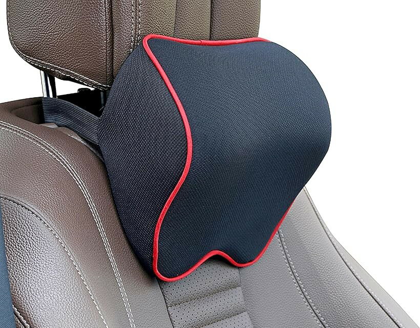 バリエーションコード : 2bjry8vlhj商品コード2bjryintfx商品名ネックパッド ヘッドレスト ネックピロー 腰椎サポート 低反発 ネッククッション 黒x赤ステッチブランドTradeWindカラー黒x赤ステッチサイズ等25cm日々車の運転でヘッドレストと背もたれのギャップで生じる首の凝りや肩こり、またオフィスチェアやゲーミングチェアに多くの時間座る事で生じる頸椎の安定に効果が有ります車の中、リビングやオフィスなど、さまざまなシーンで効果的に凝りを軽減出来ます高密度低反発素材を採用してます柔らかく頸椎と首にジャストフィットし、長時間使用しても変形しにくいです通気性に優れており夏場に使用しても蒸れません固定ゴムベルトをヘッドレストに引っ掛けてベルトの長さ調節し、あらゆる車種やオフィスチェアに装着可能です不要な際もワンタッチで取り外し可能、着脱が簡単ですパッドを上下逆さまに装着する事で、色々な体形や身長の方にフィットさせる事が出来ます内部クッションは低反発素材で優しく頸椎にフィットしますアウターは簡単に取り外せますので洗濯が可能、汗を掻いても何時でも清潔にご使用出来ます装着は無段階調整出来ますので、あらゆる車種、オフィスチェアに自分の体形に合わせた位置に装着出来ますオフィスのお昼寝や車中泊にも必須アイテムです※ 他ネットショップでも併売しているため、ご注文後に在庫切れとなる場合があります。予めご了承ください。※ 品薄または希少等の理由により、参考価格よりも高い価格で販売されている場合があります。ご注文の際には必ず販売価格をご確認ください。※ 沖縄県、離島または一部地域の場合、別途送料の負担をお願いする場合があります。予めご了承ください。※ お使いのモニタにより写真の色が実際の商品の色と異なる場合や、イメージに差異が生じることがあります。予めご了承ください。※ 商品の詳細（カラー・数量・サイズ 等）については、ページ内の商品説明をご確認のうえ、ご注文ください。※ モバイル版・スマホ版ページでは、お使いの端末によっては一部の情報が表示されないことがあります。すべての記載情報をご確認するには、PC版ページをご覧ください。「サイズ」25x23x11cm0.35kg