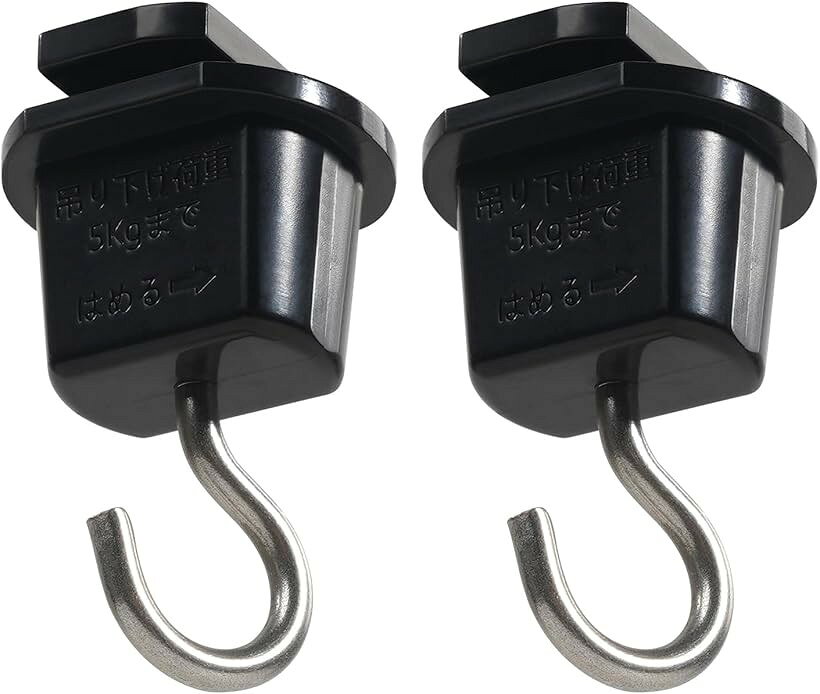 バリエーションコード : 2bjkx3lppf商品コード2bju1fd6l1商品名|ダクトレール用吊りフック|照明器具配線 ショップライン 吊りフック|ライティングレール用吊りフック|簡単取付 工事不要ブランドAiwodeカラーブラックサイズ等21、「仕様」ライティングレールからディスプレイやPOPなどを吊り下げるときに使用します。色：ブラック 重量：12g 材質： ABS、軟鋼線材 吊り下げ荷重：5kgまで 奥行：27mm/幅：24mm/高さ：46mm2、「特長」ダクトレールにはめて半回転させるだけなのでとても簡単に設置できます。ドライフラワーのスワッグなど軽いものを引っ掛けるのに使用しています。フックがあると色々アレンジできますし、フックにグリーンを飾ると部屋の雰囲気も変わってなかなか良いですね。3、「実用性が魅力的」：さらにお好きな位置にライトを自由に配置できるので、インテリア空間にかかせないアイテムです。4、「工事不要の簡単取付け」電気工事要らずの簡易取付式ライティングレールです。天井に穴を開けずに設置ができる為、賃貸のお住いでも安心してお使い頂けます。5、「様々なアレンジで利用可能」ライティングレール用照明はもちろん、引掛シーリング式照明も接続プラグを使えば取付できます。お家でもギャラリーのようにお洒落雰囲気を簡単に創り出せます。※ 他ネットショップでも併売しているため、ご注文後に在庫切れとなる場合があります。予めご了承ください。※ 品薄または希少等の理由により、参考価格よりも高い価格で販売されている場合があります。ご注文の際には必ず販売価格をご確認ください。※ 沖縄県、離島または一部地域の場合、別途送料の負担をお願いする場合があります。予めご了承ください。※ お使いのモニタにより写真の色が実際の商品の色と異なる場合や、イメージに差異が生じることがあります。予めご了承ください。※ 商品の詳細（カラー・数量・サイズ 等）については、ページ内の商品説明をご確認のうえ、ご注文ください。※ モバイル版・スマホ版ページでは、お使いの端末によっては一部の情報が表示されないことがあります。すべての記載情報をご確認するには、PC版ページをご覧ください。