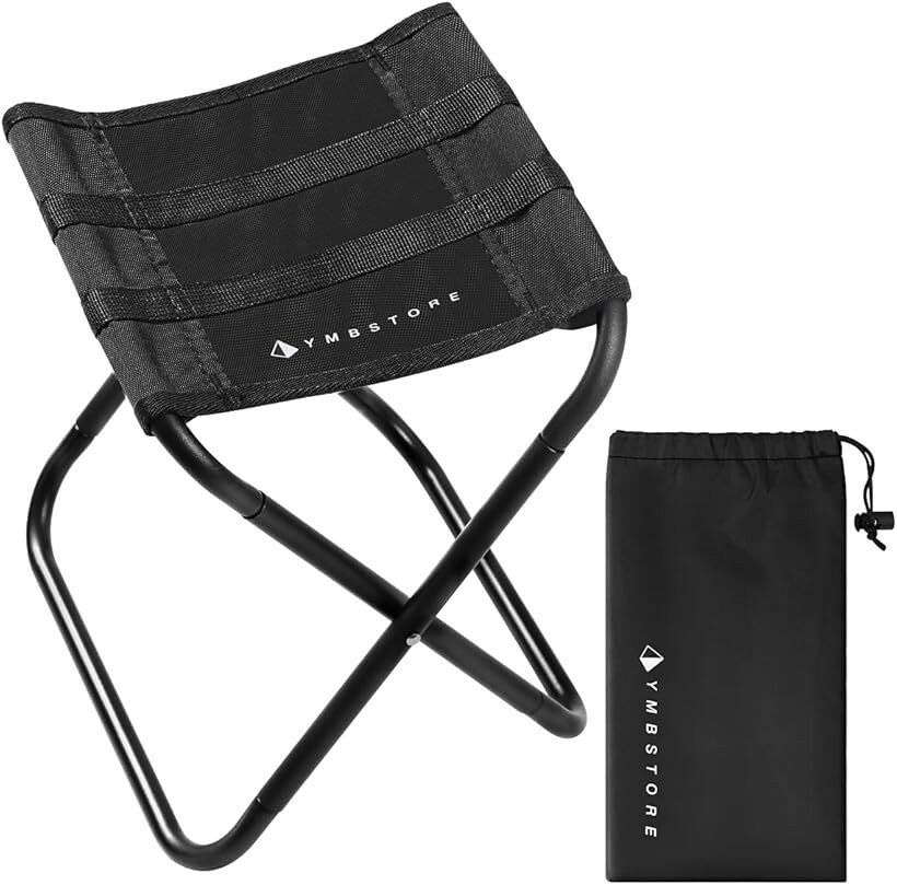 バリエーションコード : 2bjkdh1rl8商品コード2bjkdy4di5商品名折りたたみ椅子 アウトドアチェア コンパクト 超軽量 ミニ キャンプ 釣りブランドYMB STOREカラーブラックYMBSTOREの超コンパクトアウトドアチェアSOKU簡単組み立てなので休憩したい時にすぐに座ることが可能。且つコンパクト設計のため持ち運びも苦になりません。簡易なクーラーボックススタンドとしても使用することが可能です。※ 他ネットショップでも併売しているため、ご注文後に在庫切れとなる場合があります。予めご了承ください。※ 品薄または希少等の理由により、参考価格よりも高い価格で販売されている場合があります。ご注文の際には必ず販売価格をご確認ください。※ 沖縄県、離島または一部地域の場合、別途送料の負担をお願いする場合があります。予めご了承ください。※ お使いのモニタにより写真の色が実際の商品の色と異なる場合や、イメージに差異が生じることがあります。予めご了承ください。※ 商品の詳細（カラー・数量・サイズ 等）については、ページ内の商品説明をご確認のうえ、ご注文ください。※ モバイル版・スマホ版ページでは、お使いの端末によっては一部の情報が表示されないことがあります。すべての記載情報をご確認するには、PC版ページをご覧ください。＊多少の誤差はお許しください。「サイズ 」組み立て時:座面 幅：21cm / 奥行き：19cmフレーム 高さ：27.5cm / 幅：21cm / 奥行き：24.5cm収納時:短辺：12cm / 長辺：25cm / 厚み：4cm「厚み」4cm「重さ」280g「耐荷重」100kg国内検査期間にて検査済