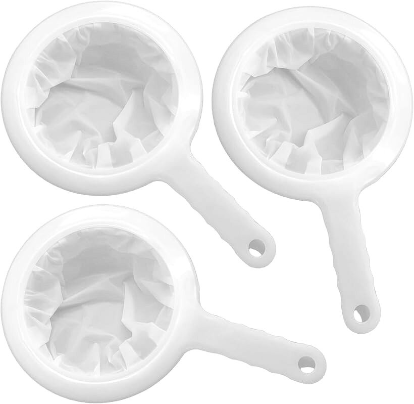 バリエーションコード : 2bjklyn3tj商品コード2bjklt16og商品名分離網 選べるセット ミジンコ網 ブラインシュリンプ ミジンコネット 濾し網 ろ過 100/200/400目 各1本ブランドRedBerylカラーホワイトサイズ等100目 200目 400目・水槽内の不純物を除去する濾し網です。また分離網（濾過器・フィルター）として、ミジンコ、ブラインシュリンプ、ゾウリムシなどの除去も行えます。ナイロン製のメッシュは丈夫で、金属を使用していないため錆びなどの心配もなく、安心して飼育にもお使いいただけます。・持ち手には穴径1.2cm穴がありフックなどにぶら下げて保管できます。※ 他ネットショップでも併売しているため、ご注文後に在庫切れとなる場合があります。予めご了承ください。※ 品薄または希少等の理由により、参考価格よりも高い価格で販売されている場合があります。ご注文の際には必ず販売価格をご確認ください。※ 沖縄県、離島または一部地域の場合、別途送料の負担をお願いする場合があります。予めご了承ください。※ お使いのモニタにより写真の色が実際の商品の色と異なる場合や、イメージに差異が生じることがあります。予めご了承ください。※ 商品の詳細（カラー・数量・サイズ 等）については、ページ内の商品説明をご確認のうえ、ご注文ください。※ モバイル版・スマホ版ページでは、お使いの端末によっては一部の情報が表示されないことがあります。すべての記載情報をご確認するには、PC版ページをご覧ください。＊数字が高いほど細かい目になります。＊目詰まりを防ぐために粗い目で大きな不純物を取り除いてから、細かい目でより細かい微生物の分離を行ってください。精度の高い濾過を行えます。＊目が詰まりだした場合は、メッシュを裏返した方から水洗いすると詰まった不純物を洗い流し、少し詰まりを無くすことができます。「サイズ」目開きは、100目/0.15mm　200目/0.075mm　300目/0.049mm　400目/0.037mmメッシュ部分：直径11cm持ち手：穴径1.2cm穴あり「材質」持ち手・枠（ポリプロピレン）、メッシュ部分（ナイロン）「重さ」約45g