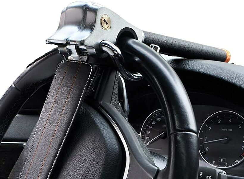 バリエーションコード : 2bjo2w2683商品コード2bjo2x6f1v商品名互換品ハンドルロック ステアリングロック 盗難防止 防犯グッツ 車用品 汎用品 鍵付き 頑丈 リレー カーセキュリティブランドInZaccaZカラーブラック超強力の「ハンドルロック」は、愛車の安全を確保するために頼れるアイテムです。「自宅に駐車しているから安全」「きちんと鍵をかけているから安心」と思っていませんか？実は、自動車の盗難は、自宅での駐車場でも発生することがあります。盗難から車を守るための対策が重要です。このハンドルロックは幅広い車種に対応し、取り付けが迅速かつ容易です。超硬合金本体はハンドルをしっかりロックし、不正な操作を妨げます。また無理な操作があるとアラートが鳴るため、盗難のリスクを減少させます。防犯性の高い鍵も付属しています。デザインにもこだわり、高級感あるPUレザーを使用。また、万が一の緊急時には緊急脱出用ハンマーとしても使用可能。愛車も命も守る対策になります。大切な愛車を守りたいドライバーにとって必須アイテムです。優れたセキュリティー力のあるハンドルロックに愛車を守ってもらいませんか？※ 他ネットショップでも併売しているため、ご注文後に在庫切れとなる場合があります。予めご了承ください。※ 品薄または希少等の理由により、参考価格よりも高い価格で販売されている場合があります。ご注文の際には必ず販売価格をご確認ください。※ 沖縄県、離島または一部地域の場合、別途送料の負担をお願いする場合があります。予めご了承ください。※ お使いのモニタにより写真の色が実際の商品の色と異なる場合や、イメージに差異が生じることがあります。予めご了承ください。※ 商品の詳細（カラー・数量・サイズ 等）については、ページ内の商品説明をご確認のうえ、ご注文ください。※ モバイル版・スマホ版ページでは、お使いの端末によっては一部の情報が表示されないことがあります。すべての記載情報をご確認するには、PC版ページをご覧ください。