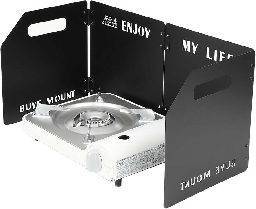 バリエーションコード : 2bjc6ckt95商品コード2bjc4603kf商品名FISHBOMB ウインドスクリーン 風防 キャンプ 風除け コンロ 焚き火 アウトドア 四つ折りブランドFISH-BOMBサイズ等四つ折り「快適なキャンプ体験」FISH-BOMBのウインドスクリーンは、風除けとなり安定した調理を可能にします。風防でコンロを守り火力を集中させることで、燃料の消費を抑え、効率的な調理を実現。キャンプで美味しいアウトドア料理を楽しむための必需品です。「耐久性のあるウインドスクリーン」高品質の炭素鋼板を使用したこの風防板は、耐久性に優れておりキャンプにピッタリ。コンロのすぐ近くで長期間の使用にも耐えることができます。黒色のコーティングは外観をスタイリッシュに保ちながら、アウトドアでも錆びにくい特性を持っています。「コンパクトな収納」折りたたみ式のデザインにより、風除けに使用しない時はコンパクトに収納可能なウインドスクリーンです。専用の収納袋で持ち運びも簡単で、キャンプやハイキングなどアウトドアでコンロを使用する際の風防に最適です。「簡単設置」特別な工具を必要とせず、数秒で簡単に設置できる風防なので、キャンプ初心者からアウトドアの熟練者まで、ストレスフリーで使用できます。折りたたみ式で様々なサイズのコンロに対応し、ウインドスクリーンとしてしっかり風除けの勤めを果たします。「多機能性」アウトドアでは風除けが必須。このウインドスクリーンはキャンプのコンロ用風防以外にも、焚き火などにも使用可能です。※ 他ネットショップでも併売しているため、ご注文後に在庫切れとなる場合があります。予めご了承ください。※ 品薄または希少等の理由により、参考価格よりも高い価格で販売されている場合があります。ご注文の際には必ず販売価格をご確認ください。※ 沖縄県、離島または一部地域の場合、別途送料の負担をお願いする場合があります。予めご了承ください。※ お使いのモニタにより写真の色が実際の商品の色と異なる場合や、イメージに差異が生じることがあります。予めご了承ください。※ 商品の詳細（カラー・数量・サイズ 等）については、ページ内の商品説明をご確認のうえ、ご注文ください。※ モバイル版・スマホ版ページでは、お使いの端末によっては一部の情報が表示されないことがあります。すべての記載情報をご確認するには、PC版ページをご覧ください。