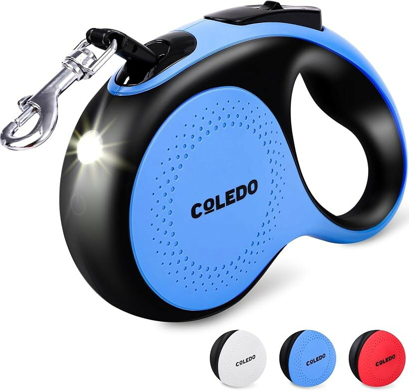 バリエーションコード : 2bjl2vogyn商品コード2bjgo2nwrp商品名獣医師監修犬 リード 伸縮 ライト付き 小型犬 中型犬 大型犬 充電式 リード最長 : 5メートル 耐荷重 : 30kgブランドCOLEDOカラーブルー「LEDライト付き」ワンタッチで点灯可能なLEDライト付きで、暗い夜道でも犬のお散歩を安心して楽しめる犬用リードです。リードの紐部分にも光を反射する素材を使用しているため、車や自転車からも犬の存在が視認でき、安全をしっかり守ります。「USB充電式で経済的」犬用リードのLEDライトはUSB充電式で、約3時間の充電でフル充電が可能。フル充電で約3時間の連続使用ができ、毎日使っても電気代は1年でわずか72円と非常に経済的です。電池代を気にすることなく、犬の散歩を安心してお楽しみいただけます。＊USBコンセントアダプタは付属しませんので、お手持ちのアダプタ(5V1A)をご使用ください。「シンプル操作」リードの一時停止、ロック、ロック解除などの操作がとてもシンプルで、どなたでもストレスなく犬とのお散歩を楽しみながらご使用いただけます。「頑丈設計＆便利なストラップ」耐荷重90kgの非常に頑丈な犬用リードで、愛犬が急に駆け出しても安心して使用できます。万が一リードが手から離れてしまっても、付属のストラップを手首にかけておけば、犬が逃げてしまったり事故を防ぐことができます。また、このストラップはフンの処理時などでリードを一時的に手放して両手を使いたい時にも非常に便利です。「スペック」［紐の長さ］5m［適応体重］30kg［カラー］ホワイト［リード本体サイズ］19x12x3.7cm［本体重量］320g［耐荷重］90kg 内蔵電池詳細:［モデル］14500［容量］600mAh 2.22Wh［電圧］3.7v※ 他ネットショップでも併売しているため、ご注文後に在庫切れとなる場合があります。予めご了承ください。※ 品薄または希少等の理由により、参考価格よりも高い価格で販売されている場合があります。ご注文の際には必ず販売価格をご確認ください。※ 沖縄県、離島または一部地域の場合、別途送料の負担をお願いする場合があります。予めご了承ください。※ お使いのモニタにより写真の色が実際の商品の色と異なる場合や、イメージに差異が生じることがあります。予めご了承ください。※ 商品の詳細（カラー・数量・サイズ 等）については、ページ内の商品説明をご確認のうえ、ご注文ください。※ モバイル版・スマホ版ページでは、お使いの端末によっては一部の情報が表示されないことがあります。すべての記載情報をご確認するには、PC版ページをご覧ください。COLEDOの犬リードは、小型犬、中型犬、大型犬隔てなく最適で、高品質な伸縮式の犬用リードです。夜間や暗い場所でも、強力なLEDライト付きで紐にはリフレクターステッチがついているので、ペットと一緒に安全に散歩できます。さらに、USB充電式でとても経済的なので、電池代を気にすることなく利用できます。リードの伸縮、ロック、ロック解除がワンタッチで可能で、使い勝手もシンプルです。このリードは、耐荷重90kgで頑丈に作られており、犬の急なダッシュによる引っ張りにも耐えます。また、5mの長さで、広い範囲を自由に移動できます。さらに、ストラップが付属しているので、万が一リードから手が離れた場合や糞の処理時にも便利です。適応体重が30kg以下の小中大型犬向けに設計されたこのリードは、犬の安全性と快適な散歩を考慮して作られていますCOLEDOの犬用リードを是非お試しください。あなたとペットの生活がより素晴らしくなることを心より願っております。COLEDOの犬リード是非お試しください。