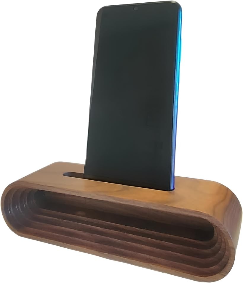 バリエーションコード : 2bk4nw8ckw商品コード2bjpfi3h6l商品名スマホスタンド スピーカー アメリカ産 ブラックウォールナット 天然木 電源不要 木製 スマホ スピーカー 置くだけブランドbelaDESIGNカラーWS1706D ブラウン ブラックウォールナット（アメリカ）サイズ等幅18x奥行6.2x高さ4.8cm「天然木＋スマホスタンド スピーカー」天然木で作られた天然木のフォルムは、見る人を魅了する力があります。職人の技術と木の風合いが生かされた、美しい形状やデザインには天然素材の持つ温かみや優しさがあり、お部屋やオフィスをより心地よい空間に変えます。＊幅9cmx薄さ1.2cmを超えるスマホ(ケース含む)はセットできません。「電源不要 自然な音響効果」メガホンの原理で天然木を採用したスピーカー。面倒な操作、電源は一切不要。置くだけで自然な音響効果により驚くほど高音質で臨場感あふれる自然な音響効果を生み出します。スマホカバー対応 スマホセット部寸法 幅9cmx縦1.2cm「シンプルなデザイン」belaDESIGNのスマホスタンド スピーカーは、天然木を使用したシンプルなデザインが特徴です。お部屋のどんなインテリアにも合わせやすく、スタイリッシュな印象を与えます。「手作りの温もり」職人によって一つ一つ丁寧に手作りされています。天然木特有の温もりと、職人の手仕事による繊細な仕上がりが、お部屋に心地よい雰囲気をもたらします。「多機能性」このスマホスタンドは、見た目の美しさだけでなく、機能性にも優れています。デスクワークの効率化はもちろん、キッチンでのレシピ表示やリビングでの映画鑑賞など、様々なシーンで大活躍します。あなたのライフスタイルをより豊かにするアイテムです。「存在」1つ1つ丁寧に作り上げられた天然木のデザインは同じものは2つとない存在となります。天然の木材を加工・製造しております。その為、商品画像と木目、色味が異なる場合がございます。「仕様」 サイズ(cm)：幅18x奥行6.2x高さ4.8 総重量：約230g スマホカバー対応 スマホセット部寸法 幅9cmx縦1.2cm※ 他ネットショップでも併売しているため、ご注文後に在庫切れとなる場合があります。予めご了承ください。※ 品薄または希少等の理由により、参考価格よりも高い価格で販売されている場合があります。ご注文の際には必ず販売価格をご確認ください。※ 沖縄県、離島または一部地域の場合、別途送料の負担をお願いする場合があります。予めご了承ください。※ お使いのモニタにより写真の色が実際の商品の色と異なる場合や、イメージに差異が生じることがあります。予めご了承ください。※ 商品の詳細（カラー・数量・サイズ 等）については、ページ内の商品説明をご確認のうえ、ご注文ください。※ モバイル版・スマホ版ページでは、お使いの端末によっては一部の情報が表示されないことがあります。すべての記載情報をご確認するには、PC版ページをご覧ください。「仕様」 サイズ(cm)：幅18x奥行6.2x高さ4.8 総重量：約300g ＊注意事項 天然の木材を加工・製造しております。その為、以下の事項にご留意・ご注意いただきますようよろしくお願いいたします。製品により木目が1つ1つ異なります。商品画像と木目が異なる場合がございます。また軽微な凹凸がある場合がございます。変形、ひび割れ等の恐れがございますため、過度な湿度のある場所、炎天下の場所には設置しないようお願いいたします。充電しながらの使用不可
