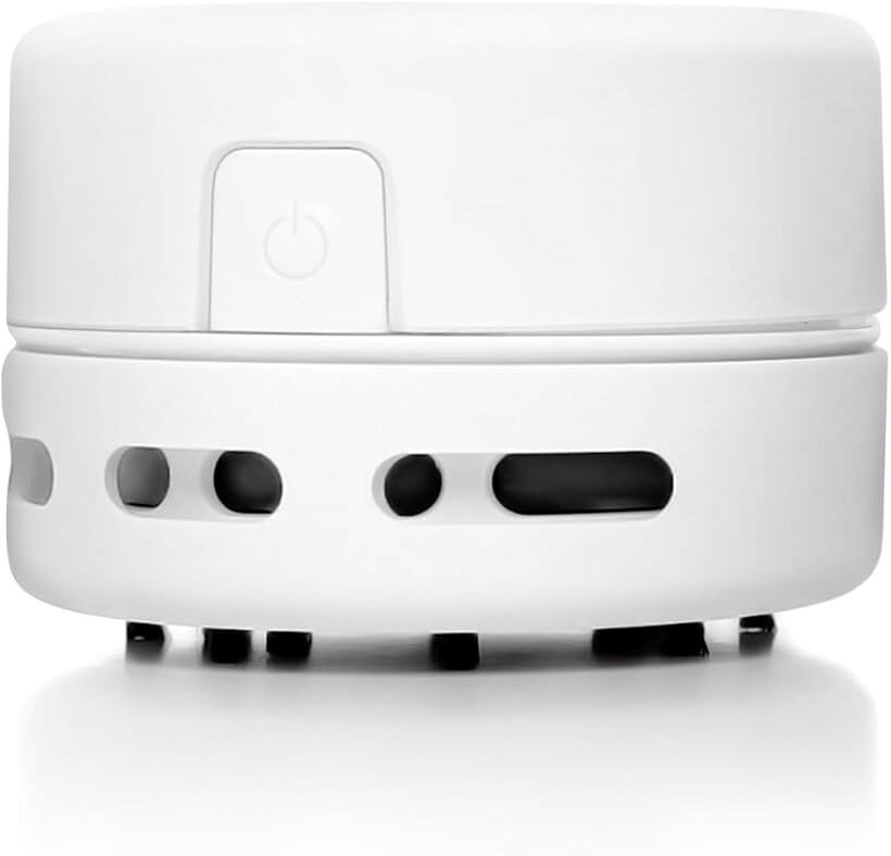 バリエーションコード : 2bjppidwyh商品コード2bjppkfv69商品名卓上クリーナー マットシリコン USB充電ブランドROUNDSカラーマットシリコン（USB充電）サイズ等標準机のお掃除が楽しくなる。机用の小型卓上クリーナーです。電源のオンオフはワンタッチで幼稚園以上のお子様でも使いやすい設計です。USB充電タイプなので電池不要ですぐ使えます。しっとりとしたデザインも人気のミニ掃除機です。卓上クリーナーの表面にはインテリアに馴染むマットシリコンコーティングのデザインを採用。まるで美容家電のようなシンプルでおしゃれな空間を演出します。子どもから大人まで幅広い世代のご使用を想定したデザインに仕上げています。モーターの回転数は1分間に13000回以上。さらに、ゴミを効率よく吸い取るのに適したスパイラルブレード搭載しているので、コンパクトなサイズながらゴミをグングンと吸収してくれます。消しゴムのカス、パンの食べかす、小さなホコリ、お菓子などの食べこぼし、爪切り後に残った爪などをパワフルに吸引することが可能です。ゴミの取り出しは下蓋を外すだけで簡単にでき、メンテナンスも楽々です。こまめにゴミを捨てることで吸引力が衰えずに長く使用することができます。※ 他ネットショップでも併売しているため、ご注文後に在庫切れとなる場合があります。予めご了承ください。※ 品薄または希少等の理由により、参考価格よりも高い価格で販売されている場合があります。ご注文の際には必ず販売価格をご確認ください。※ 沖縄県、離島または一部地域の場合、別途送料の負担をお願いする場合があります。予めご了承ください。※ お使いのモニタにより写真の色が実際の商品の色と異なる場合や、イメージに差異が生じることがあります。予めご了承ください。※ 商品の詳細（カラー・数量・サイズ 等）については、ページ内の商品説明をご確認のうえ、ご注文ください。※ モバイル版・スマホ版ページでは、お使いの端末によっては一部の情報が表示されないことがあります。すべての記載情報をご確認するには、PC版ページをご覧ください。