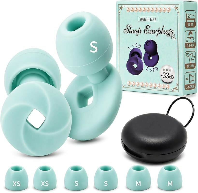 バリエーションコード : 2bjlv5tojd商品コード2bjl1d856t商品名耳栓 睡眠用 女性用 小さめ XS/S/M 計4セット やわらかシリコン 痛くなりにくい 水洗い可 ケース付きブランドfeel safeカラーターコイズ「小さい耳の女性のための専用設計」XS9mm～M11mmの計4セット。一般的なMサイズが大きいと感じる方のためにワンランク小さく設計しました。いちばん人気のS（10mm）は2セット入りで、あなたの耳の「ぴったり」が見つかります。＊大人向けの商品です「やわらかシリコンで痛くなりにくい」肌にやさしいやわらかシリコン素材。横向きで寝ても圧迫感が少なく、長時間の装着でも耳が痛くなりにくい設計です。「つけていても目立たない、上品なデザイン」肌になじむ色味とコンパクトな形で、さりげなく使えます。自宅の睡眠はもちろん、職場の仮眠や旅行先でも。「音は「消す」のではなく「やわらげる」」いびきや生活音をやわらげて、眠りやすい環境づくりをサポート。完全遮音ではないため、目覚ましや家族の呼びかけなど必要な音は聞こえます。「音を全部消すのは不安」という方にこそ向いています。＊耳をふさぐ構造上、自分の声や呼吸音がこもって感じる場合があります.「水洗いOK・専用ケース付き」繰り返し洗えていつも清潔、使い捨て不要でコスパ〇。ケース付きで紛失防止、旅行・出張への持ち運びにも便利です。※ 他ネットショップでも併売しているため、ご注文後に在庫切れとなる場合があります。予めご了承ください。※ 品薄または希少等の理由により、参考価格よりも高い価格で販売されている場合があります。ご注文の際には必ず販売価格をご確認ください。※ 沖縄県、離島または一部地域の場合、別途送料の負担をお願いする場合があります。予めご了承ください。※ お使いのモニタにより写真の色が実際の商品の色と異なる場合や、イメージに差異が生じることがあります。予めご了承ください。※ 商品の詳細（カラー・数量・サイズ 等）については、ページ内の商品説明をご確認のうえ、ご注文ください。※ モバイル版・スマホ版ページでは、お使いの端末によっては一部の情報が表示されないことがあります。すべての記載情報をご確認するには、PC版ページをご覧ください。feel safeは、毎日の睡眠や集中したい時間を快適に過ごしたい方のための、やわらかシリコン耳栓です。小さめの耳にも合わせやすいイヤーチップ構成で、寝る前の生活音、家族のいびき音、旅行先や移動中の騒音、仕事や勉強中の周囲の音が気になるシーンに使いやすい設計です。耳にやさしくフィットするやわらかいシリコン素材を採用し、横向き寝でも使いやすいコンパクトな形状に仕上げました。持ち運びに便利なケース付きで、自宅・職場・旅行先でも気軽にお使いいただけます。「大きい耳栓は合いにくい」「長時間つけると痛くなりやすい」と感じていた方にも、毎日使いやすい耳栓を目指しました。