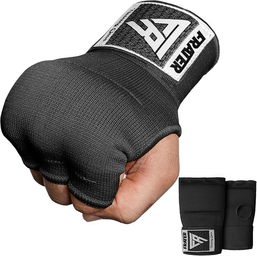 バリエーションコード : 2bjlcn8s1x商品コード2bjlc3u4n4商品名Frater インナーグローブ ボクシング バンテージ MMA ボクシング用グローブ バンテージグローブ キックボクシング メンズ レディース 両手セットブランドFrater Internationalカラーブラックサイズ等Large- ボクシング用のインナーゲルグローブは、バンテージとしても使用でき、手と指の保護を強化します。- ナックルガードはボクシングトレーニング中の拳をサポートし、衝撃からの保護を提供します。- ボクシンググローブはレディース向けに特別にデザインされており、快適性とパフォーマンスを最適化します。- ボクシング用品 はトレーニングの質を向上させ、効果的な練習をサポートします。- 簡単バンテージ および 簡易バンテージ は使用が容易で、迅速な準備とサポートを提供します。- 材質:ネオプレン※ 他ネットショップでも併売しているため、ご注文後に在庫切れとなる場合があります。予めご了承ください。※ 品薄または希少等の理由により、参考価格よりも高い価格で販売されている場合があります。ご注文の際には必ず販売価格をご確認ください。※ 沖縄県、離島または一部地域の場合、別途送料の負担をお願いする場合があります。予めご了承ください。※ お使いのモニタにより写真の色が実際の商品の色と異なる場合や、イメージに差異が生じることがあります。予めご了承ください。※ 商品の詳細（カラー・数量・サイズ 等）については、ページ内の商品説明をご確認のうえ、ご注文ください。※ モバイル版・スマホ版ページでは、お使いの端末によっては一部の情報が表示されないことがあります。すべての記載情報をご確認するには、PC版ページをご覧ください。ボクシングバンテージ は、ボクシングのトレーニングや試合に欠かせないアイテムです。手首や指の関節をしっかりとサポートし、衝撃から手を守る重要な役割を果たします。耐久性に優れた素材で作られているため、長時間の使用にも耐えることができます。適切な巻き方を行うことで、手の安定感を高め、パフォーマンスの向上にも繋がります。プロのボクサーから初心者まで、幅広いユーザーに適した設計がなされており、ボクシングを効果的に楽しむために不可欠なアイテムです。