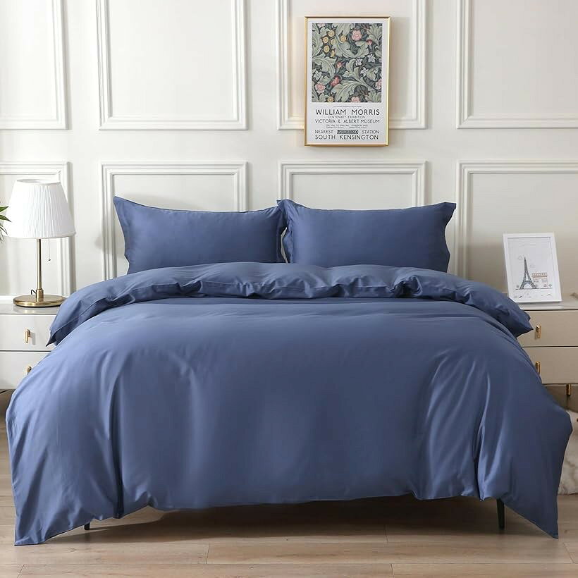 バリエーションコード : 2b9h99n0nd商品コード2bjlwottrl商品名ボックスシーツ オーストラリア綿100% ホテル仕様 サテン調 おしゃれブランドMILDLYカラーネイビーサイズ等「3点セット」シングル「厳選素材と厳格な品質指標」世界中に名を誇るオーストラリア綿を100％使用、なめらかでやさしい肌触りと優れた通気性を実現、ふわふわで寝心地がよいです。毎日に使うものだから、ちょっとぜいたくで品質のよいものを選びましょう。国際的な安全基準OEKO-TEX認証も取得済み。「サテン調加工された高級布団カバーセット」サテンは、パジャマによく使われる上品な光沢感のある高級生地です。サテン調300TC高密度の打ち込み本数で、肌触りが良いの上に、丈夫でしっかりとした仕上がりになっています。特徴：＊なめらかな肌触り＊上品な光沢感＊高級感がある＊優れたドレープ性「使いやすいデザイン」ほとんど全開ファスナー仕様より仕上がり、中身の出し入れや交換に便利です。ヒモ8カ所付いており、ボックスシーツは全周ゴム付きで、ずれにくく、固く固定されます。上質なYKKファスナーを採用したため、外れたり布が噛んだりするなど壊れてしまう心配はなく、安心して使います。「お手入れに便利」洗濯機や手で丸洗いも可能で、乾きやすく、お手入れは楽々です。また、防ダニで、汚れも取りやすく、清潔な睡眠環境を保ってくれます。さらに、丈夫で、摩耗に強く、長持ちしてご利用いただけます。「3サイズ」シングル（枕カバー43x63cm、掛ふとんカバー150x210cm）┃セミダブル（枕カバー43x63cm、掛ふとんカバー170x210cm）┃ダブル（枕カバー43x63cm、掛ふとんカバー190x210cm）（綺麗な包装を使用、自宅用はもちろん、新築祝い、お引っ越し祝いにもぴったりなプレゼントです。）※ 他ネットショップでも併売しているため、ご注文後に在庫切れとなる場合があります。予めご了承ください。※ 品薄または希少等の理由により、参考価格よりも高い価格で販売されている場合があります。ご注文の際には必ず販売価格をご確認ください。※ 沖縄県、離島または一部地域の場合、別途送料の負担をお願いする場合があります。予めご了承ください。※ お使いのモニタにより写真の色が実際の商品の色と異なる場合や、イメージに差異が生じることがあります。予めご了承ください。※ 商品の詳細（カラー・数量・サイズ 等）については、ページ内の商品説明をご確認のうえ、ご注文ください。※ モバイル版・スマホ版ページでは、お使いの端末によっては一部の情報が表示されないことがあります。すべての記載情報をご確認するには、PC版ページをご覧ください。