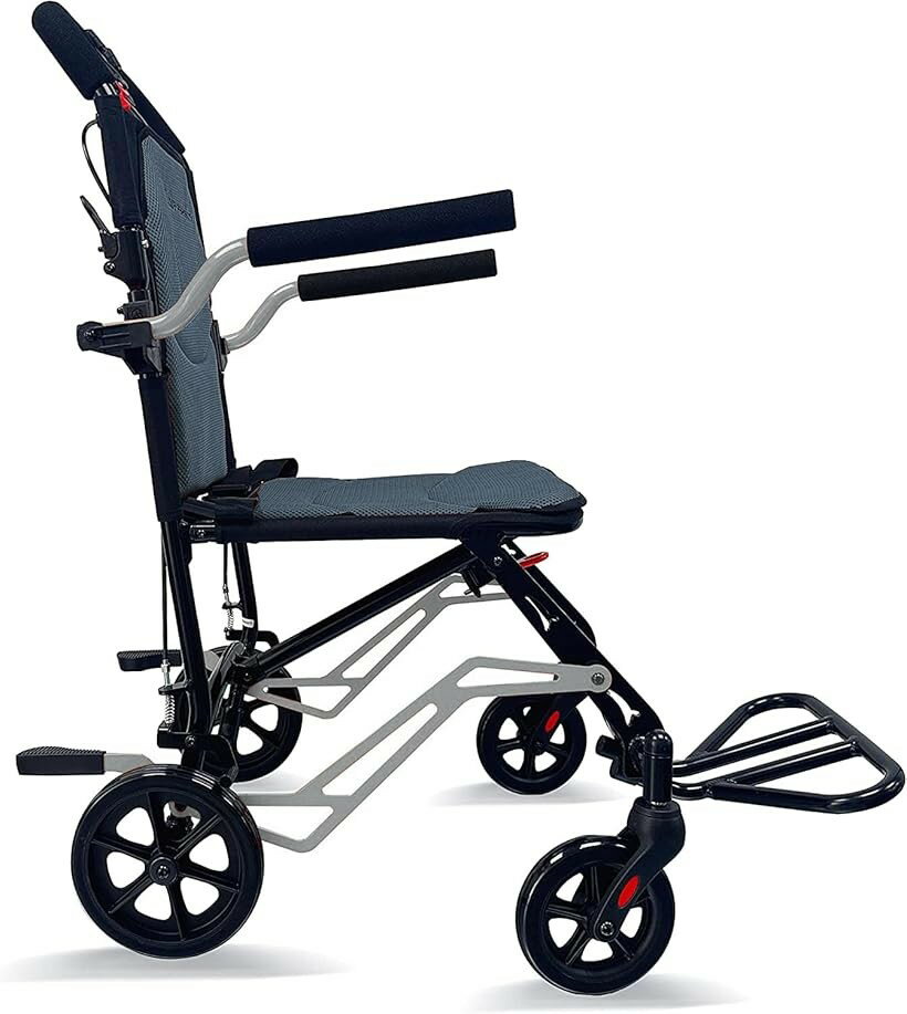 バリエーションコード : 2b9vpi0otv商品コード2bjnicywq3商品名Care-Parents 折り畳み車椅子 軽量 コンパクト 簡易式介助車椅子 アルミ製 折りたたみ式 車椅子 介護用品 介助ブレーキ付き 外出用 旅行用ブランドCare-parentsカラーグレー「高品質・耐久性」車椅子のフレームはアルミ合金製で、頑丈、耐衝撃、軽くて耐久性があり、メンテナンス不要です。ユニークなデザインが車いすをよりファッショナブルに見せ、二重支持フレーム構造が体をしっかりと安定させます。「軽量・コンパクト」超軽量. 重量はわずか9キロが、最大耐荷重は100kgです。1秒で折りたたんで、非常にコンパクトです。組み立ては必要ありません。ほとんどのトランクに簡単に入れて、外出や旅行に便利です。「通気性抜群」車イスは人間工学に基づいたデザインで設計されて、ハニカム状な通気性ファブリックを採用し、夏も蒸れず冬も寒く感じず、長時間座ってもとても快適です。滑り止め背もたれクッションのサポートフォームは柔らかく、通気性があり、衝撃を吸収し、圧力を軽減します。「快適性と安全性」介助ブレーキ付き一体型ハンドブレーキは、操作が柔軟で応答が速く、ブレーキハンドルを握ることでブレーキを固定できます。パーキングブレーキとサイレントハンドブレーキの設計は安全です。ダブルベアリング減圧設計により、路面の凹凸に効果的に抵抗し、より快適になります。※ 他ネットショップでも併売しているため、ご注文後に在庫切れとなる場合があります。予めご了承ください。※ 品薄または希少等の理由により、参考価格よりも高い価格で販売されている場合があります。ご注文の際には必ず販売価格をご確認ください。※ 沖縄県、離島または一部地域の場合、別途送料の負担をお願いする場合があります。予めご了承ください。※ お使いのモニタにより写真の色が実際の商品の色と異なる場合や、イメージに差異が生じることがあります。予めご了承ください。※ 商品の詳細（カラー・数量・サイズ 等）については、ページ内の商品説明をご確認のうえ、ご注文ください。※ モバイル版・スマホ版ページでは、お使いの端末によっては一部の情報が表示されないことがあります。すべての記載情報をご確認するには、PC版ページをご覧ください。