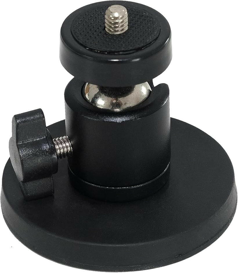 バリエーションコード : 2bk49vqpi4商品コード2bk4918i90商品名カメラホルダー マグネット 防犯カメラ マグネット台座 車載カメラマウント アクションカメラ 車載マウントブランドフリージアスサイズ等88mmフリージアスのカメラホルダーは垂直耐荷重8.5kgの強力マグネットで、防犯カメラや車載カメラマウント、アクションカメラを金属面にしっかり固定します。コンパクト設計ながら風速10m程度の風でも揺れず、監視カメラ屋外設置などに最適な安定性を実現しました。360度回転可能な自由雲台を採用し1/4インチネジで任意のアングルに調整でき、車載マウントや物置扉への設置など幅広い用途で活躍します。マグネット式のため穴あけ不要で壁や車体を傷つけず、取り外し後も糊残りや汚れが付かない防犯カメラ取り付けにも使えるブラケットです。ゴム系素材で接地面へのキズを防ぎ、LEDランタンやソーラーパネル固定にも使える磁石ステーとして様々なシーンで便利にご利用いただけます。※ 他ネットショップでも併売しているため、ご注文後に在庫切れとなる場合があります。予めご了承ください。※ 品薄または希少等の理由により、参考価格よりも高い価格で販売されている場合があります。ご注文の際には必ず販売価格をご確認ください。※ 沖縄県、離島または一部地域の場合、別途送料の負担をお願いする場合があります。予めご了承ください。※ お使いのモニタにより写真の色が実際の商品の色と異なる場合や、イメージに差異が生じることがあります。予めご了承ください。※ 商品の詳細（カラー・数量・サイズ 等）については、ページ内の商品説明をご確認のうえ、ご注文ください。※ モバイル版・スマホ版ページでは、お使いの端末によっては一部の情報が表示されないことがあります。すべての記載情報をご確認するには、PC版ページをご覧ください。
