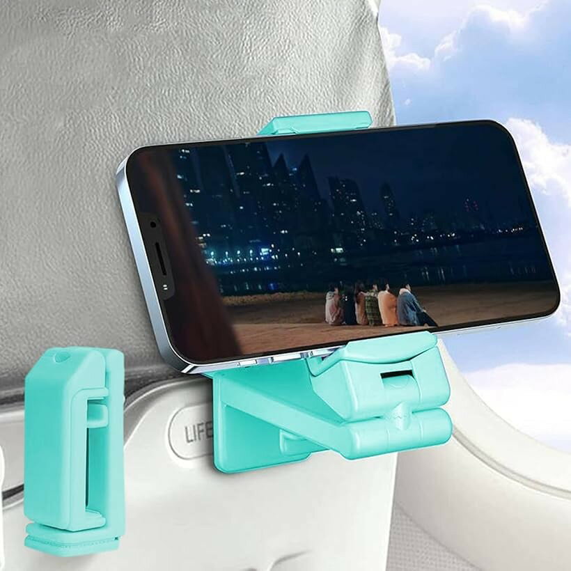 バリエーションコード : 2b95jxjvy5商品コード2b95j6l3sw商品名スマホホルダー トラベル 折り畳み クランプ式 飛行機 新幹線 スマホスタンド 卓上 グリーンブランドEU SOUカラーグリーン「コンパクトスマホホルダー」飛行機や新幹線の座席に簡単取り付けできるコンパクトなスマートフォンホルダーです。折り畳み式で軽量デザイン。旅行や行楽、出張のお供に是非ご利用下さい。「様々な使用法」飛行機や新幹線だけでなく、サイドテーブルやキッチンに取り付けて動画視聴、自撮り棒としても大活躍。「簡単取り付け」厚み4cmまでの場所であれば取り付け可能。挟みやすい形状で簡単取り付け。厚みのあるシリコンパッドでスマホをしっかりキャッチ。「自由自在な角度調整」ホルダー部が様々な角度に360度回転し、ベストなポジションで動画視聴を楽しめます。「商品仕様」カラー：ブラック・グリーン・ピンク　重さ：約96g　サイズ：9.3cmx3.6cmx3.4cm（折り畳み時）＊モニターの環境により、色の見え方に若干差が生じる場合がございます。＊上記の数値は、実測によるものです。多少の誤差はご容赦ください。※ 他ネットショップでも併売しているため、ご注文後に在庫切れとなる場合があります。予めご了承ください。※ 品薄または希少等の理由により、参考価格よりも高い価格で販売されている場合があります。ご注文の際には必ず販売価格をご確認ください。※ 沖縄県、離島または一部地域の場合、別途送料の負担をお願いする場合があります。予めご了承ください。※ お使いのモニタにより写真の色が実際の商品の色と異なる場合や、イメージに差異が生じることがあります。予めご了承ください。※ 商品の詳細（カラー・数量・サイズ 等）については、ページ内の商品説明をご確認のうえ、ご注文ください。※ モバイル版・スマホ版ページでは、お使いの端末によっては一部の情報が表示されないことがあります。すべての記載情報をご確認するには、PC版ページをご覧ください。