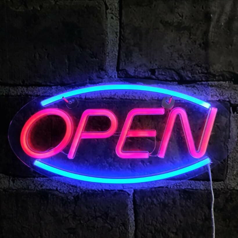 バリエーションコード : 2bug2k9ndi商品コード2b986vy906商品名ネオンサイン OPEN ネオンライト 看板 LED オープン 電飾 USB 店舗ブランドSALUDABLEカラーマルチカラー多用途なデザイン: 長さ約45cm、幅約22cmのネオンサインは、クリスマス、バレンタインデー、誕生日パーティー、ハロウィンなどの特別なイベントを鮮やかに演出します。カフェやバー、店舗の内装にも最適で、滑らかな曲線と鮮やかな色合いが空間を一層引き立てます。プレゼントとしても人気で、誰でも楽しめるデザインです。高輝度＆視認性: 高輝度のLEDネオンサインは、昼夜を問わず視認性が高く、店舗やイベントでの集客力を強化します。明るく鮮やかな光が周囲の環境に映え、特に夜間や暗い場所でも目立ちます。ビジネスやブランドのアピール、イベントの注目度アップに最適です。耐久性と安全性: 本体は割れにくいアクリル製で、PVCチューブ内のLED光源は発熱が少なく、安全に使用できます。アクリル素材は耐衝撃性に優れ、長期間の使用でも変色や劣化が少なく、安定したパフォーマンスを発揮します。ガスの揮発による色あせがないため、長く美しい光を維持できます。使いやすさと調節機能: 150cmのUSBケーブルに加え、ON/OFFスイッチと調光機能が搭載されており、簡単に操作できます。明るさは多段階で調節可能で、シーンや気分に応じて自由に設定できます。調光機能により、リラックスした雰囲気や明るい空間など、多様な使用シーンに対応できます。簡単取り付け: 吸着シート式フック2個、ネジ2個、釣り糸が同梱されており、壁や窓に簡単に取り付けられます。製品には取り付け用の穴も開いており、ビス留めも可能です。これにより、しっかりと安定した設置が可能で、取り外しも簡単に行えます。付属の取り付けアクセサリーで、どんな場所でもスムーズに設置できます。※ 他ネットショップでも併売しているため、ご注文後に在庫切れとなる場合があります。予めご了承ください。※ 品薄または希少等の理由により、参考価格よりも高い価格で販売されている場合があります。ご注文の際には必ず販売価格をご確認ください。※ 沖縄県、離島または一部地域の場合、別途送料の負担をお願いする場合があります。予めご了承ください。※ お使いのモニタにより写真の色が実際の商品の色と異なる場合や、イメージに差異が生じることがあります。予めご了承ください。※ 商品の詳細（カラー・数量・サイズ 等）については、ページ内の商品説明をご確認のうえ、ご注文ください。※ モバイル版・スマホ版ページでは、お使いの端末によっては一部の情報が表示されないことがあります。すべての記載情報をご確認するには、PC版ページをご覧ください。