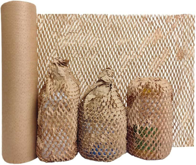 バリエーションコード : 2b9d9kfsvn商品コード2b98iko1dr商品名緩衝材 ハニカム紙 食器梱包材 ラッピングペーパー クラフトペーパー ハニカム紙 クラフトロール 輸送用緩衝材 クッションペーパー グラス梱包資材包装紙 引っ越しブランドEINEYサイズ等30cmx20m「クッション性に優れている」引っ越しの際に非常に便利な梱包材として活用できるハニカム紙のロールクラフトペーパーです。この梱包材は、緩衝材としてとても便利で有効活用できます。ハニカム紙は、蜂の巣のような六角形の構造を持つ特殊な紙です。この独特な形状は、教材や工芸材料としてだけでなく、梱包材としても高いパフォーマンスを発揮します。「割れ物をしっかり保護」形状のおかげで紙自体が軽量であるにもかかわらず、驚くべき強度を持っています。食器、陶器、美術品、ガラス製品、電子機器、花瓶、カップ、フォトフレーム、ワインボトルなど、さまざまな壊れやすいものを安全に包み込み、しっかりと保護することが可能です。ハニカム紙には優れた衝撃吸収性があります。衝撃を受けた際に、その力を分散し、包まれている物品の破損を効果的に防ぎます。この性質は引っ越しだけでなく、日常の様々なシチュエーションで非常に役立ちます。「多目的に使える」この梱包材の便利な特徴の一つとして、使用時にハサミやテープが不要な点です。ハニカム構造を引き出して物品を包むだけで完了するため、作業効率も大幅に向上します。この特質から、引っ越しの際だけでなく、雑貨店やスーパー、ギフトショップなどでの日常的なラッピング材としても最適です。「商品詳細」30cmx20m※ 他ネットショップでも併売しているため、ご注文後に在庫切れとなる場合があります。予めご了承ください。※ 品薄または希少等の理由により、参考価格よりも高い価格で販売されている場合があります。ご注文の際には必ず販売価格をご確認ください。※ 沖縄県、離島または一部地域の場合、別途送料の負担をお願いする場合があります。予めご了承ください。※ お使いのモニタにより写真の色が実際の商品の色と異なる場合や、イメージに差異が生じることがあります。予めご了承ください。※ 商品の詳細（カラー・数量・サイズ 等）については、ページ内の商品説明をご確認のうえ、ご注文ください。※ モバイル版・スマホ版ページでは、お使いの端末によっては一部の情報が表示されないことがあります。すべての記載情報をご確認するには、PC版ページをご覧ください。