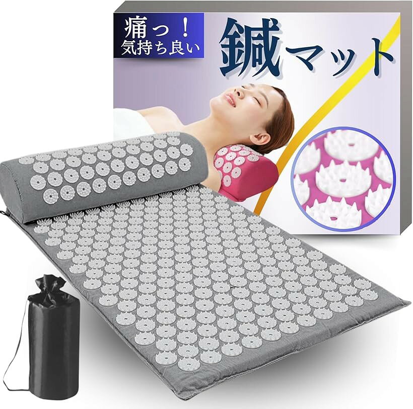 バリエーションコード : 2b9is6qffj商品コード2b9isy631d商品名指圧マット 鍼クッション グレーブランドJON TORUDOカラーアッシュグレー「鍼治療の技術を再現」 数千のスパイク鍼が体中のツボや筋肉を刺激し、リフレクソロジーの効果を発揮します。「簡単に使える」 届いてすぐに使用可能。「上質な素材」 肌触りの良い綿素材を使用。内部のスポンジ部分は取り外して水洗い可能で、清潔に保てます。「持ち運び自由」 専用ケース付きで、折りたたんで持ち運び可能。旅行やジム、職場など、好きな場所でリラクゼーションが受けられます。マット、枕、専用ケースがセットになっているので、届いたその日からすぐに使えます。※ 他ネットショップでも併売しているため、ご注文後に在庫切れとなる場合があります。予めご了承ください。※ 品薄または希少等の理由により、参考価格よりも高い価格で販売されている場合があります。ご注文の際には必ず販売価格をご確認ください。※ 沖縄県、離島または一部地域の場合、別途送料の負担をお願いする場合があります。予めご了承ください。※ お使いのモニタにより写真の色が実際の商品の色と異なる場合や、イメージに差異が生じることがあります。予めご了承ください。※ 商品の詳細（カラー・数量・サイズ 等）については、ページ内の商品説明をご確認のうえ、ご注文ください。※ モバイル版・スマホ版ページでは、お使いの端末によっては一部の情報が表示されないことがあります。すべての記載情報をご確認するには、PC版ページをご覧ください。
