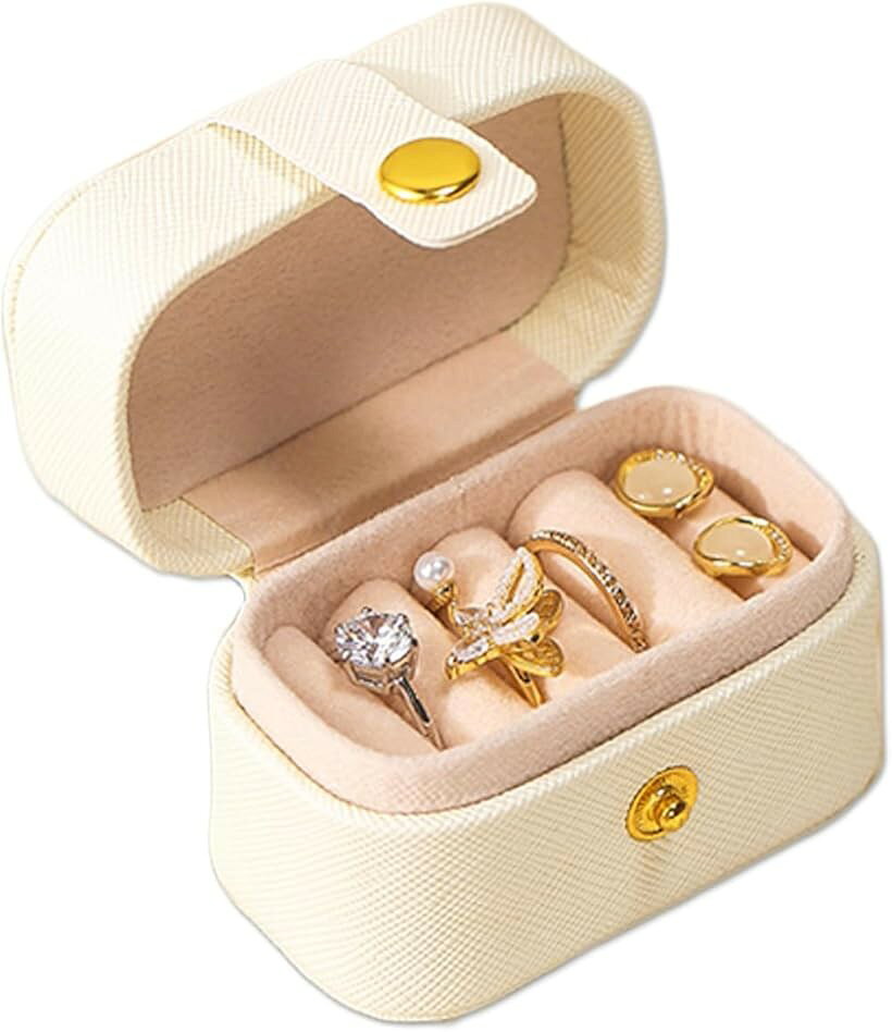 バリエーションコード : 2b96ffcj3g商品コード2b98n66xwy商品名Klarz ジュエリーケース 小物 ケース 持ち運び ミニ アクセサリーケース 指輪 ピアス ケース 携帯用 旅行用 収納箱 ホワイトブランドklarzカラーホワイト「こんな時にあったらいいなの必須アイテム」小さくて失くしやすい指輪やピアス。気づいたらどこかへいってしまうアクセサリー。入れたはずのカバンの中に…片方だけしかなかったりしたことはありませんか？そんな困ったことはおこさせない。「軽くて可愛い持ち運び便利な収納ケース」仕事や旅行に。軽量で持ち運びが便利。可愛いジュエリーケースにお気に入りの指輪やピアス、イヤリングなどアクセサリーを入れて仕事やプライベートに。バッグやポケット、キャリーケースや化粧ポーチに忍ばせて毎日を楽しんじゃいましょう。「存在感ある可愛いコンパクトケース」通勤・通学、ヨガやゴルフ、プールなどのスポーツなど簡単に取り出せてしまえ、様々なシーンで活躍する携帯用アクセサリーケースです。しっかりとしたボタン付きなので、無くしたりどこかへいってしまったりってことは、なくなります。「カラー：サイズ：重量」用途に合わせてお好みのカラーを使い分けることも可能です。カラー：ホワイト / ブラック / ピンク サイズ：6.5 ✖ 4 ✖ 5センチメートル 重さ：軽量な0.04 kg「プレゼントとしても喜ばれるminiアイテム」 贈り物としても喜ばれ、もらった人をも笑顔にさせます。 誕生日や母の日、クリスマス・バレンタインデーやホワイトデー。友人や母親への贈り物。さらには自分用にと様々なニーズに対応できます。商標登録申請済み 出願番号：商願2023-11574※ 他ネットショップでも併売しているため、ご注文後に在庫切れとなる場合があります。予めご了承ください。※ 品薄または希少等の理由により、参考価格よりも高い価格で販売されている場合があります。ご注文の際には必ず販売価格をご確認ください。※ 沖縄県、離島または一部地域の場合、別途送料の負担をお願いする場合があります。予めご了承ください。※ お使いのモニタにより写真の色が実際の商品の色と異なる場合や、イメージに差異が生じることがあります。予めご了承ください。※ 商品の詳細（カラー・数量・サイズ 等）については、ページ内の商品説明をご確認のうえ、ご注文ください。※ モバイル版・スマホ版ページでは、お使いの端末によっては一部の情報が表示されないことがあります。すべての記載情報をご確認するには、PC版ページをご覧ください。