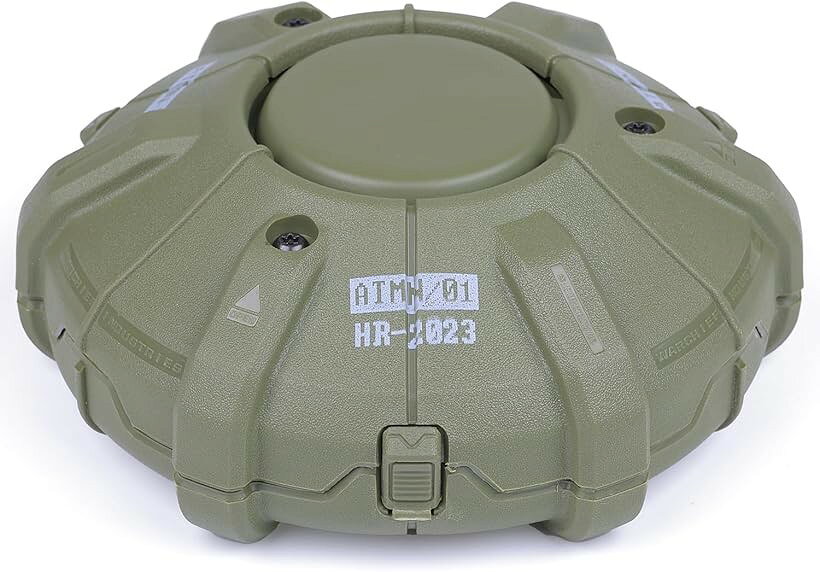 バリエーションコード : 2b94548x8l商品コード2b9458wkyv商品名蚊取り線香ホルダー 蚊取り線香入れ 多機能収納ケース 小物収納 サバゲ－ キャンプ アウトドア 野外 携帯 2カラーブランドSaki＆Masaカラーアーミーグリーンサイズ等レギュラー「特徴」この蚊取り線香ホルダーは密閉構造なので、屋内やテント内で使用しても火災の心配がありません。地雷型の独特なデザイン。ミリタリー好きにはたまらない商品。実用性も兼ね備えた蚊取り線香ホルダーです。アーミーグリーン、カーキ色の2カラーよりお選びください。「使用用途」蚊取り線香ホルダー，蚊取り線香ケース，蚊取り線香入れ，お香立て，小物収納等。携帯用としても重宝します。場所を取らず、斬新なデザインでインスタバエ間違いなし。釣り、アウトドア、花火、BBQ、キャンプ、サバイバルゲーム等、携帯して利用ください。「灰が飛び散らない」この蚊取り線香ホルダーは密閉構造ですので、屋内やテント内で、線香の灰があちこちに飛び散らないので清掃も簡単です。「注意事項」＊ご使用の際は可燃物からは遠ざけて下さい。また、上下の空気穴を塞がない様にお願いします。長時間ご使用されるとBOXが熱くなる恐れがあるので火傷にご注意下さい。＊本商品は海外製品の為、輸送中に細かい傷が生じる事もございますので予めご了承ください。「製品仕様」 サイズ：直径 約17cm／厚み 約6.5cm（＊一般的な蚊取り線香に対応） 重量：280g 素材：金属＋耐熱樹脂（外装） カラー：アーミーグリーン ［カモフラ］ 機能：蚊取り線香収納・使用／小物入れ（2WAY） 用途：キャンプ・バーベキュー・登山・釣り・サバゲー・ベランダ・屋外作業 その他：吊り下げフック付き、持ち運び便利 ＊モニターの環境により色の見え方に若干差が生じる場合がございます。※ 他ネットショップでも併売しているため、ご注文後に在庫切れとなる場合があります。予めご了承ください。※ 品薄または希少等の理由により、参考価格よりも高い価格で販売されている場合があります。ご注文の際には必ず販売価格をご確認ください。※ 沖縄県、離島または一部地域の場合、別途送料の負担をお願いする場合があります。予めご了承ください。※ お使いのモニタにより写真の色が実際の商品の色と異なる場合や、イメージに差異が生じることがあります。予めご了承ください。※ 商品の詳細（カラー・数量・サイズ 等）については、ページ内の商品説明をご確認のうえ、ご注文ください。※ モバイル版・スマホ版ページでは、お使いの端末によっては一部の情報が表示されないことがあります。すべての記載情報をご確認するには、PC版ページをご覧ください。