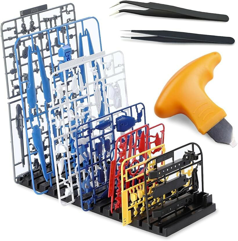 バリエーションコード : 2b9jk2u341商品コード2b9jkxvnic商品名ガンプラ ランナー スタンド プラモデル 工具 ピンセット オープナー セット 浅いL字型 最大16枚ブランドSALUDABLEサイズ等浅いL字型（最大16枚）「L字型設計で絡み防止・整理整頓が簡単」 L字型設計により、ランナー同士の絡みを防ぎ、作業中のパーツ整理が容易です。25枚のランナーを一度に立てかけられ、パーツを見失うことなく、スムーズに作業を進められます。組み立てや塗装の途中でパーツが混ざる心配をなくします。軽量でコンパクトサイズながら、必要な機能を備えており、自宅でのDIYや出張ワークショップなど、あらゆるシーンで効率的な作業が可能です。「作業効率を高める大容量スタンド」 平型ライナーは42列のランナーを収納できる大容量設計で、複数のプラモデルを同時に組み立てる際も安心。省スペースながら、広い収納力でデスク上を整理整頓でき、パーツの管理がしやすくなります。作業効率を向上させるための必須ツールです。プラモデルやガンプラの製作時間を活用できます。「多用途で使えるスタンド」 16本のライナースリットが入った平型ランナースリットタイプは、スリットにアルファベットの表示が有る為、ランナーが簡単に管理できます。また、ランナースタンドは、ガンプラ作成だけでなく、エアブラシ塗装や電子基板作業、模型製作全般に利用可能。塗装後の乾燥スペースにも。クリエイティブな作業環境をサポートし、さまざまなツールをまとめて管理できるため、作業の自由度が広がります。「非磁性・静電気防止のピンセット・オープナー付き」 精密作業に適した非磁性・静電気防止のピンセットが2本付属。細かなパーツを扱う際にも静電気による不具合を防ぎ、繊細な作業をストレスなく進められます。金属パーツやプラスチックパーツを安全かつ正確に操作でき、プロフェッショナルな仕上がりを目指す方に最適です。また、パーツ解体用オープナーは刃幅5mmのスリムタイプで、狭い部分や奥まった箇所の利用に最適です。「ランナー各サイズ」 平型ランナースタンド（ライナースリット16本）：約290mmx120mmx25mm、 平型ランナースタンド（ライナースリット42本）：約415mmx145mmx20mm、 L型ランナースタンド（ライナースリット25本）：約270mmx205mmx90mm 「セット内容」 ランナー、オープナー：80mmx80mm刃先5.3mm、ピンセット2本組：ストレートタイプ125mmx10mm、ツル首タイプ120mmx10mm※ 他ネットショップでも併売しているため、ご注文後に在庫切れとなる場合があります。予めご了承ください。※ 品薄または希少等の理由により、参考価格よりも高い価格で販売されている場合があります。ご注文の際には必ず販売価格をご確認ください。※ 沖縄県、離島または一部地域の場合、別途送料の負担をお願いする場合があります。予めご了承ください。※ お使いのモニタにより写真の色が実際の商品の色と異なる場合や、イメージに差異が生じることがあります。予めご了承ください。※ 商品の詳細（カラー・数量・サイズ 等）については、ページ内の商品説明をご確認のうえ、ご注文ください。※ モバイル版・スマホ版ページでは、お使いの端末によっては一部の情報が表示されないことがあります。すべての記載情報をご確認するには、PC版ページをご覧ください。