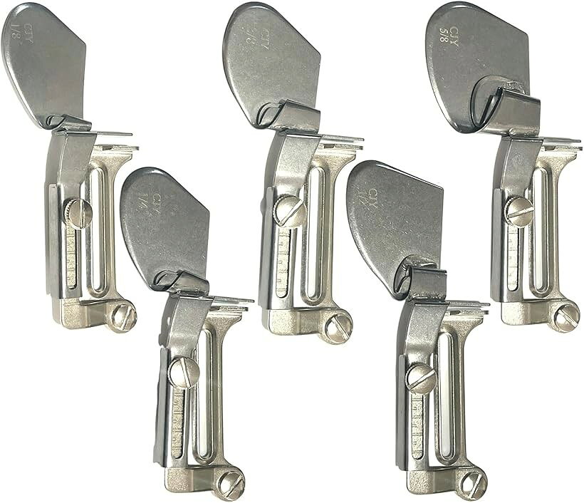 バリエーションコード : 2bj9svnl5r商品コード2b9rl5rsnn商品名ミシン 押さえ 三つ巻 ラッパ 回転 アタッチメント 職業用 家庭用 工業用 裁縫用 裾縫いブランドTIGRE BLANCサイズ等5個セット職業用 家庭用 工業用ミシンで使用する三つ巻ラッパ（ミシン押さえ）になります。生地を巻き込みながら縫い進めることで三つ折りに仕上げるアイテム。回転式のため途中で生地をラッパから外したりセットが簡単にでき、縫いはじめや縫い割りの部分を超える際の対応がスムーズにできます。カーテン、ベッドシーツ、布団、タオル、衣類などのエッジを効率よくロールすることができます。5個セットとなります。三つ巻幅：1/8(3mm)、1/4(6mm)、3/8(9.5mm)、1/2(12.5mm)、5/8(16mm)※ 他ネットショップでも併売しているため、ご注文後に在庫切れとなる場合があります。予めご了承ください。※ 品薄または希少等の理由により、参考価格よりも高い価格で販売されている場合があります。ご注文の際には必ず販売価格をご確認ください。※ 沖縄県、離島または一部地域の場合、別途送料の負担をお願いする場合があります。予めご了承ください。※ お使いのモニタにより写真の色が実際の商品の色と異なる場合や、イメージに差異が生じることがあります。予めご了承ください。※ 商品の詳細（カラー・数量・サイズ 等）については、ページ内の商品説明をご確認のうえ、ご注文ください。※ モバイル版・スマホ版ページでは、お使いの端末によっては一部の情報が表示されないことがあります。すべての記載情報をご確認するには、PC版ページをご覧ください。